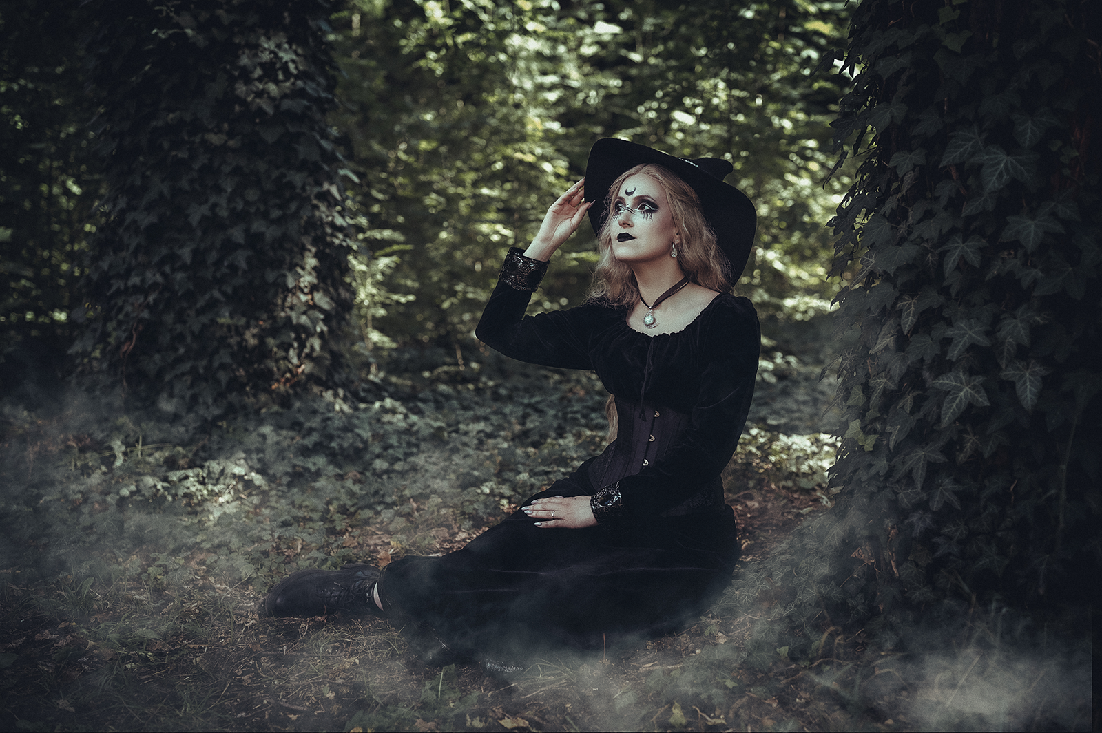 Moon Witch: Der mystische Witchy Look mit Monden, Stylingideen & Gothic Schmuck