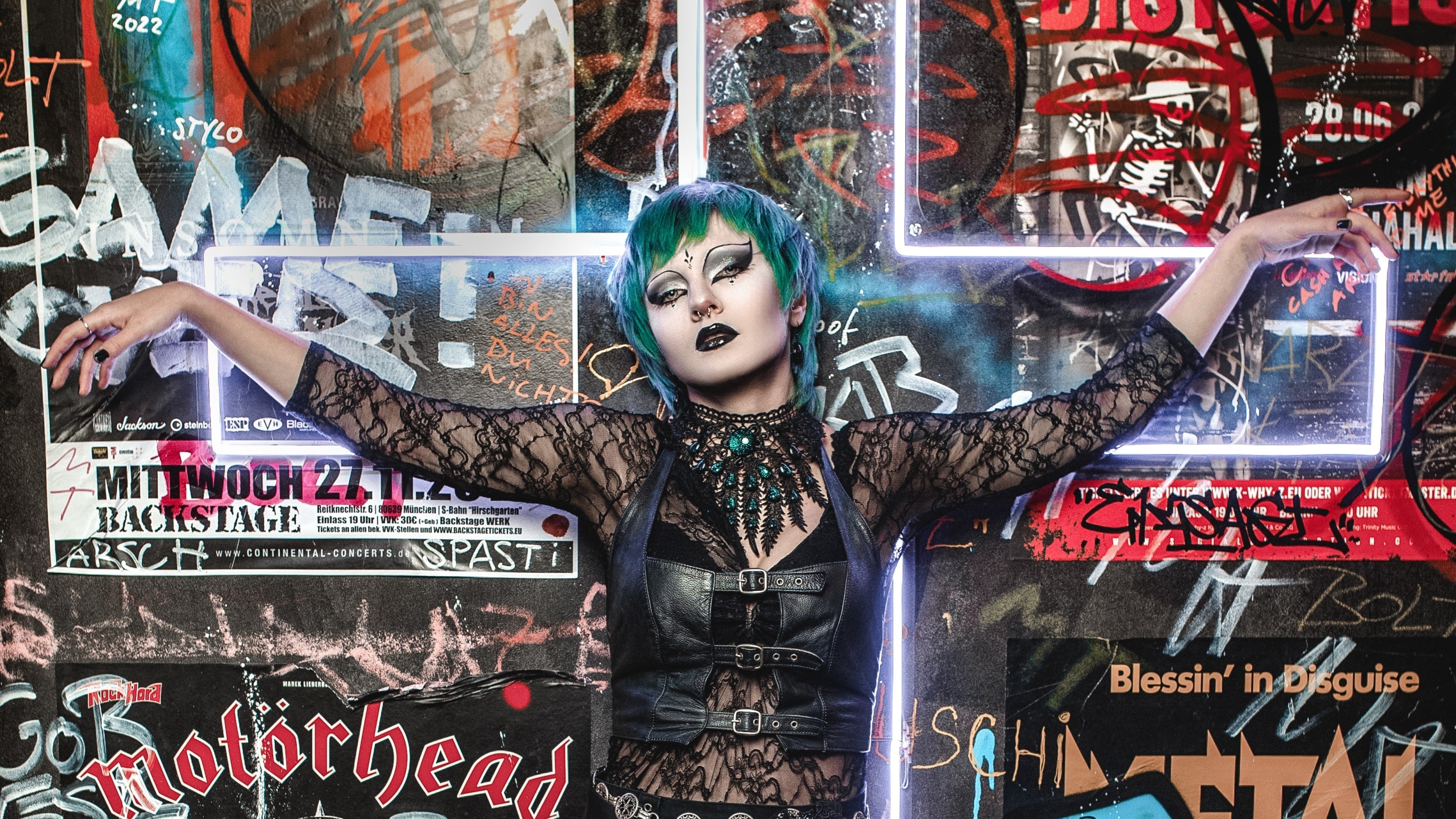 Trad Goth: Der klassische Gothic Style mit Make-up, Styling & Schmuck