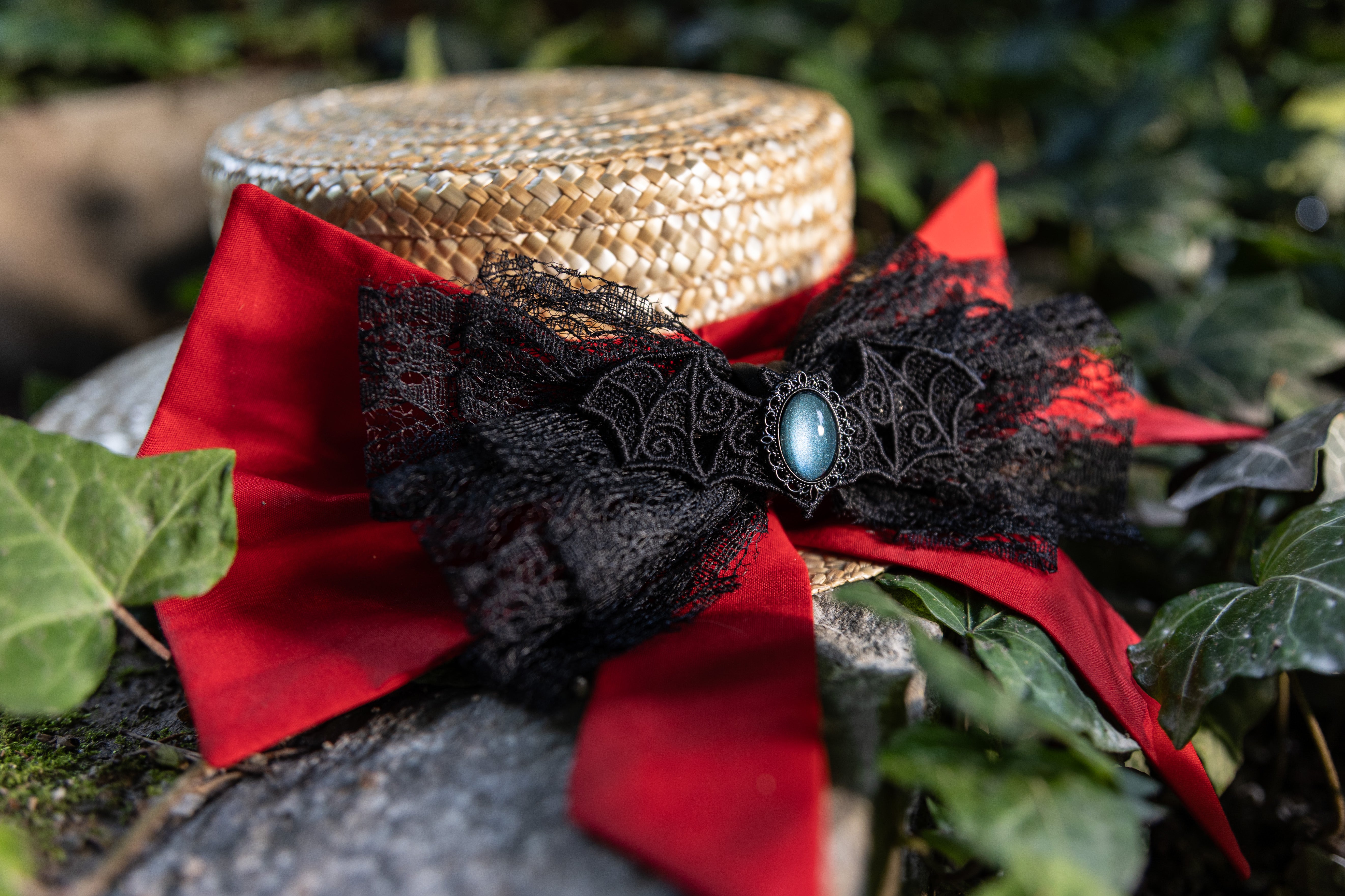 Fledermaus Schmuck aus Spitze mit Farbstein
