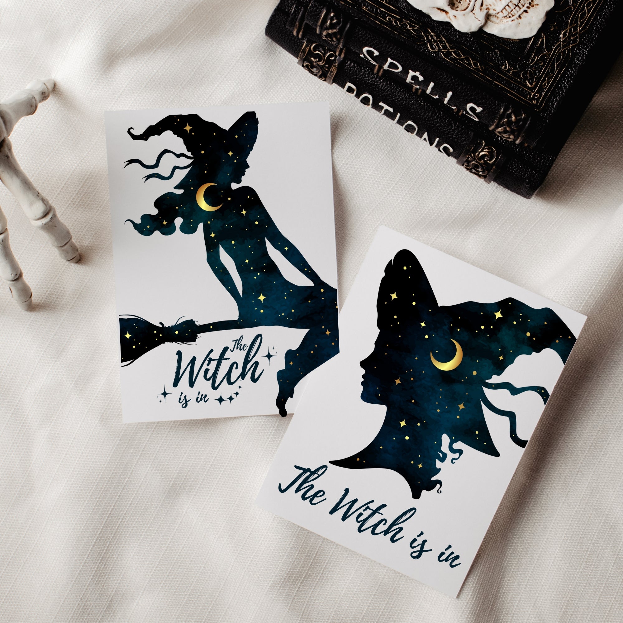 The Witch is in Postkarte mit Hexenbesen