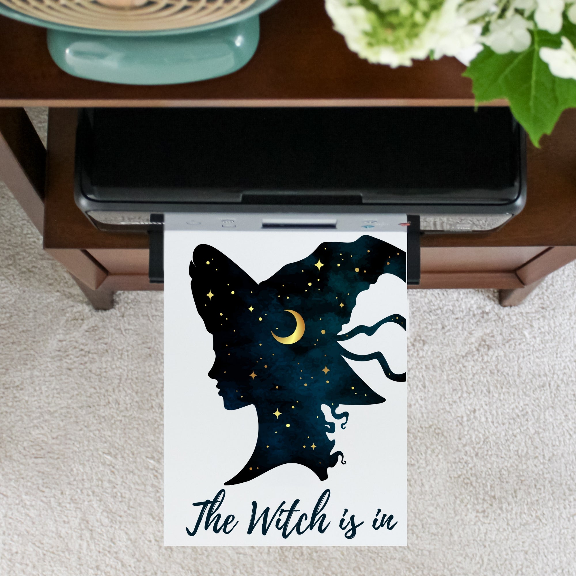 The Witch is in Postkarte mit großem Hexenhut