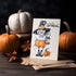 Happy Spooktober Postkarte mit Skelett Nachtwächter