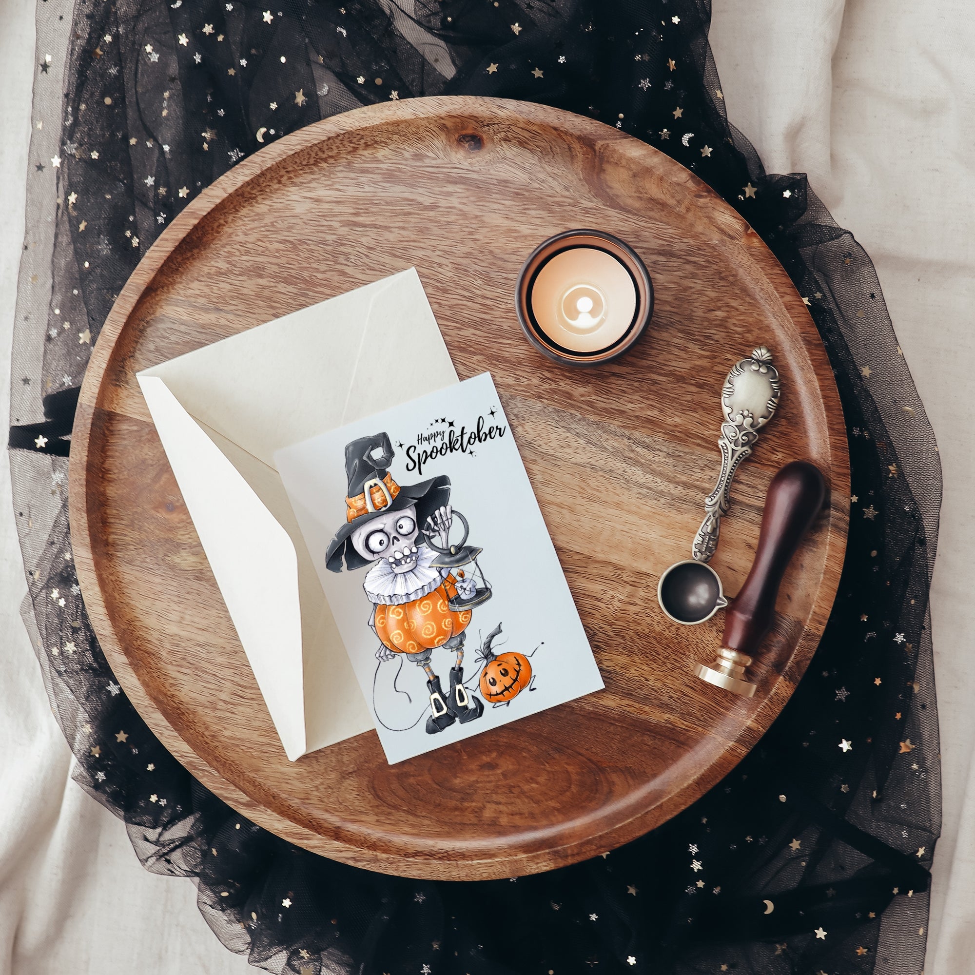 Happy Spooktober Postkarte mit Skelett Nachtwächter
