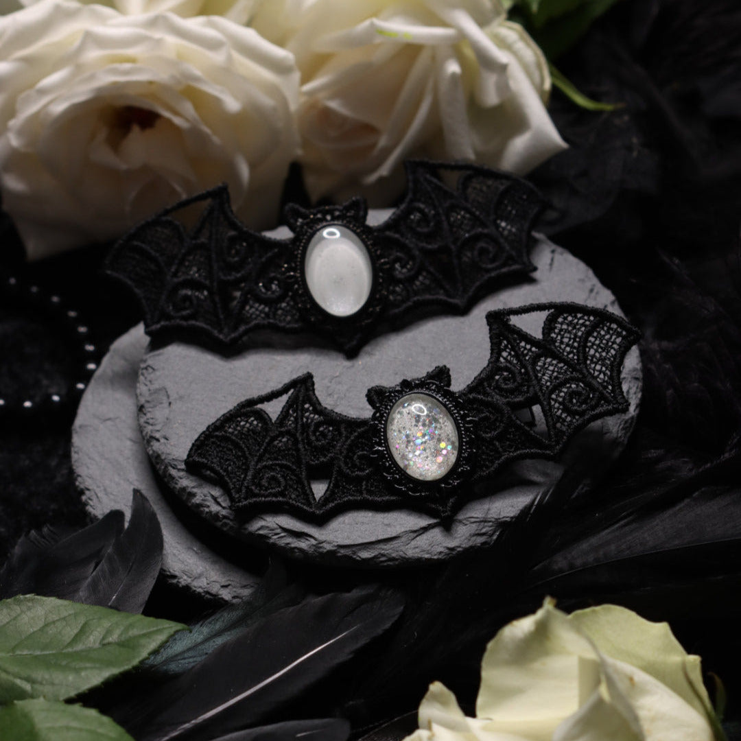 Fledermaus Schmuck aus Spitze mit Farbstein