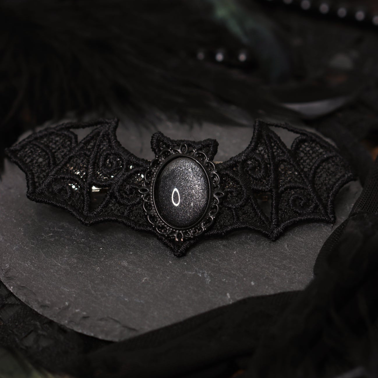 Fledermaus Schmuck aus Spitze mit Farbstein