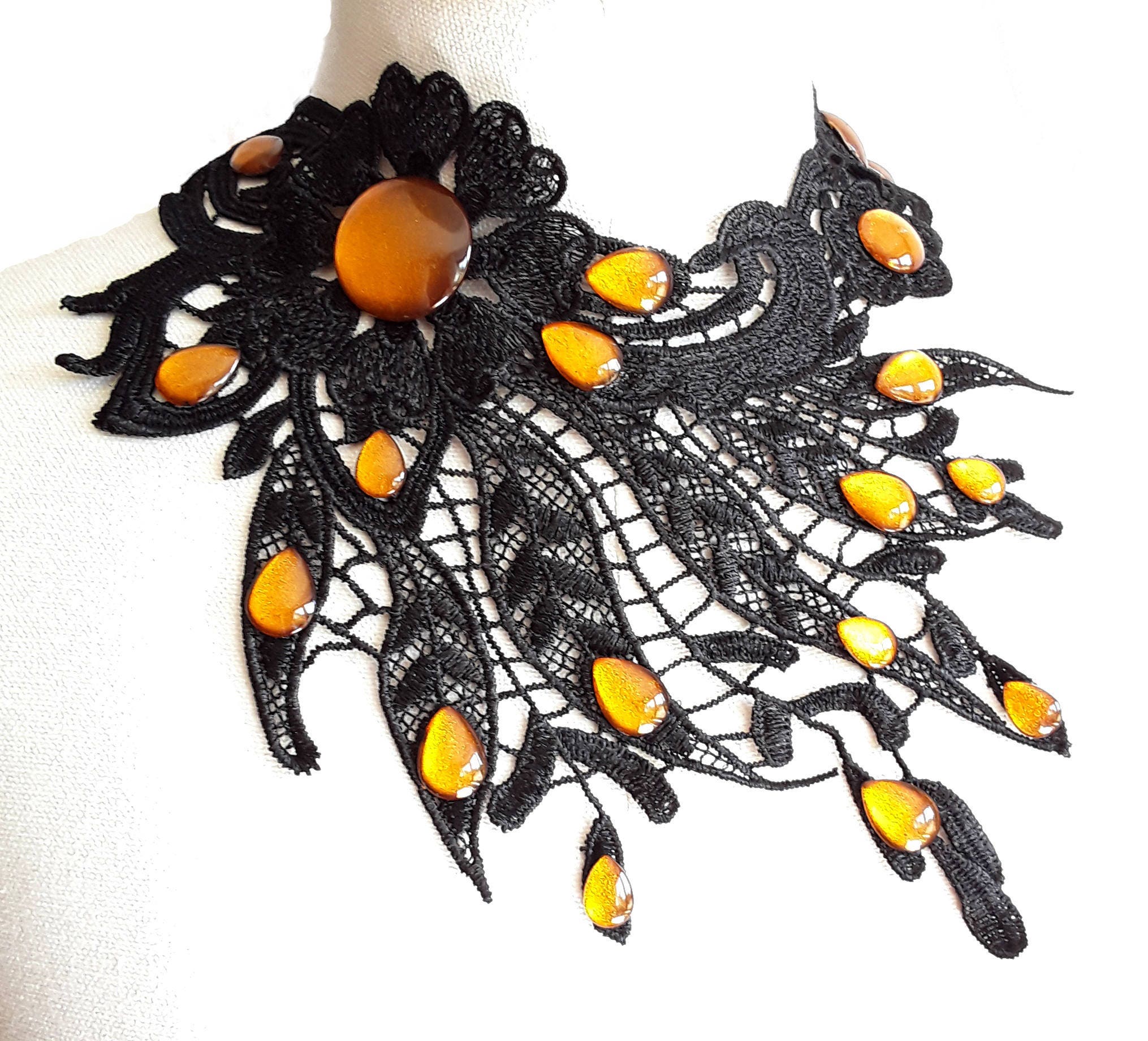 Collier schwarz asymmetrisch aus Spitze mit farbigen Glassteinen in Wunschfarbe für Gothic Outfit und Cosplay Shooting -Chokers- BloodyBrilliants