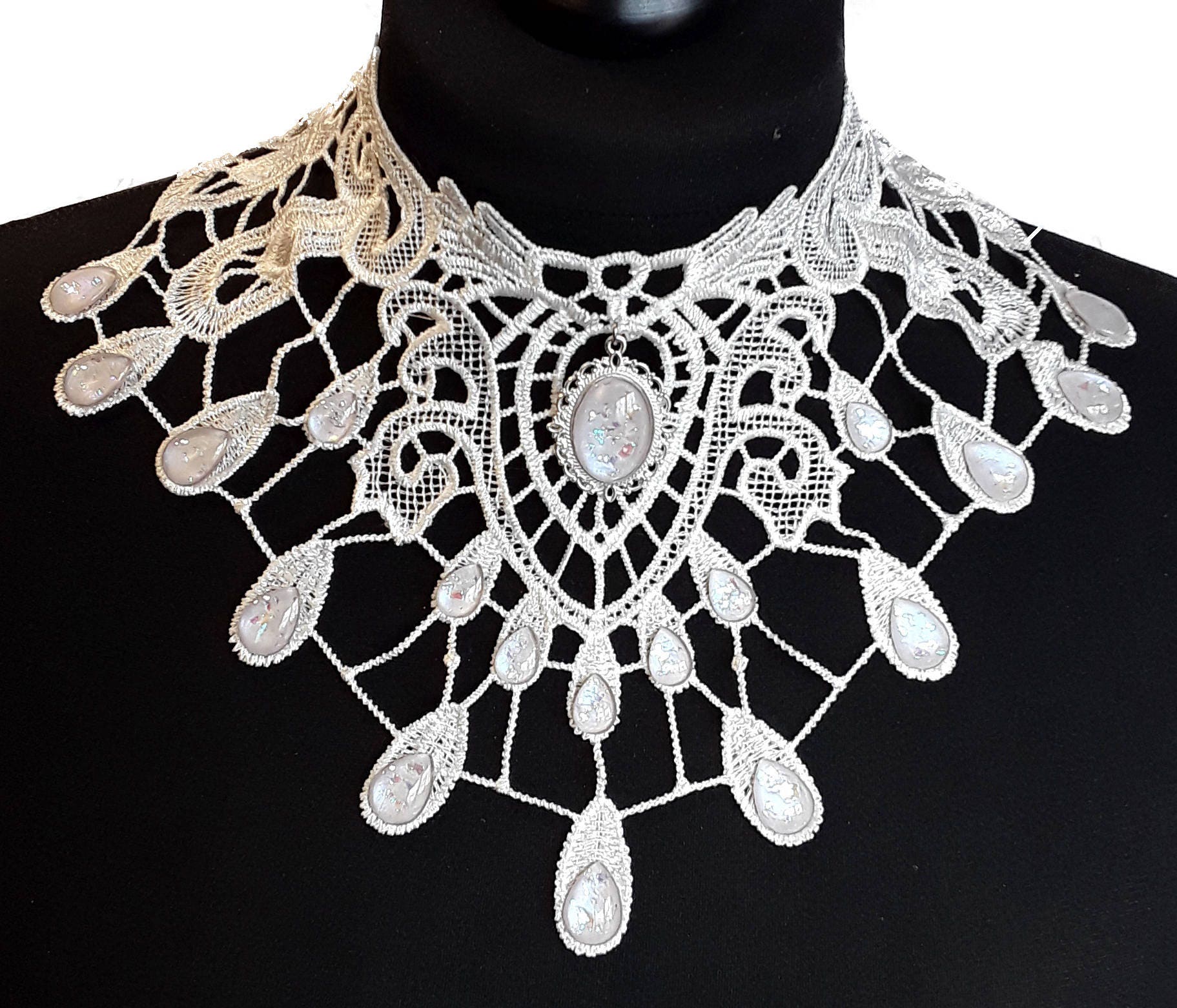 Weißes Collier Tropfen aus Spitze mit farbigen glitzernden Glassteinen für Fantasy Hochzeit und Elfen Fotoshooting -Chokers- BloodyBrilliants