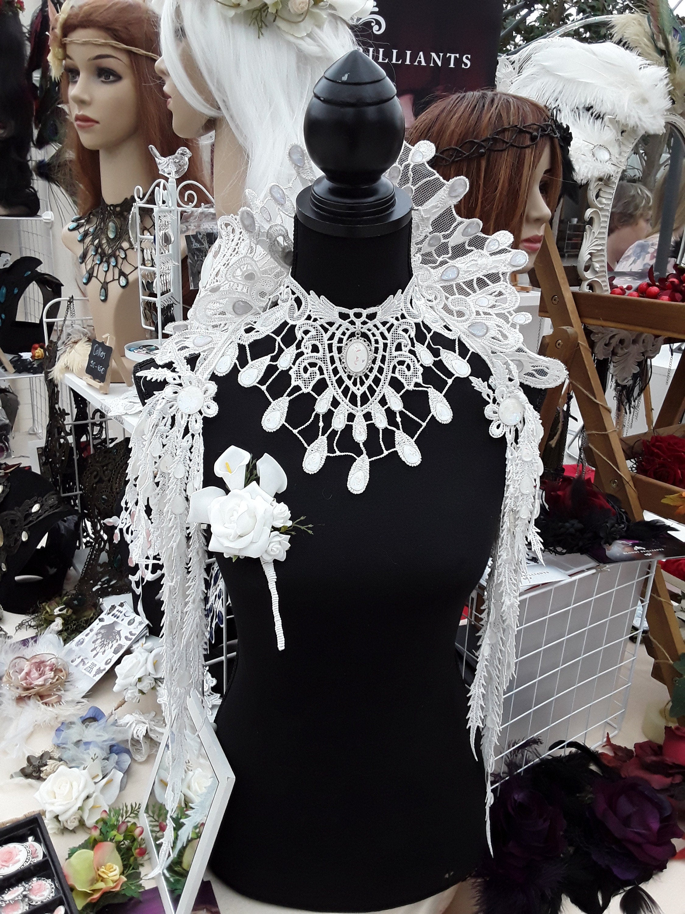 Weißes Collier Tropfen aus Spitze mit farbigen glitzernden Glassteinen für Fantasy Hochzeit und Elfen Fotoshooting -Chokers- BloodyBrilliants