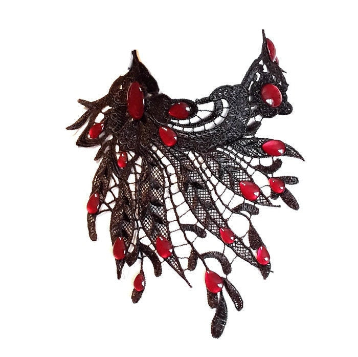 Collier schwarz asymmetrisch aus Spitze mit farbigen Glassteinen in Wunschfarbe für Gothic Outfit und Cosplay Shooting -Chokers- BloodyBrilliants