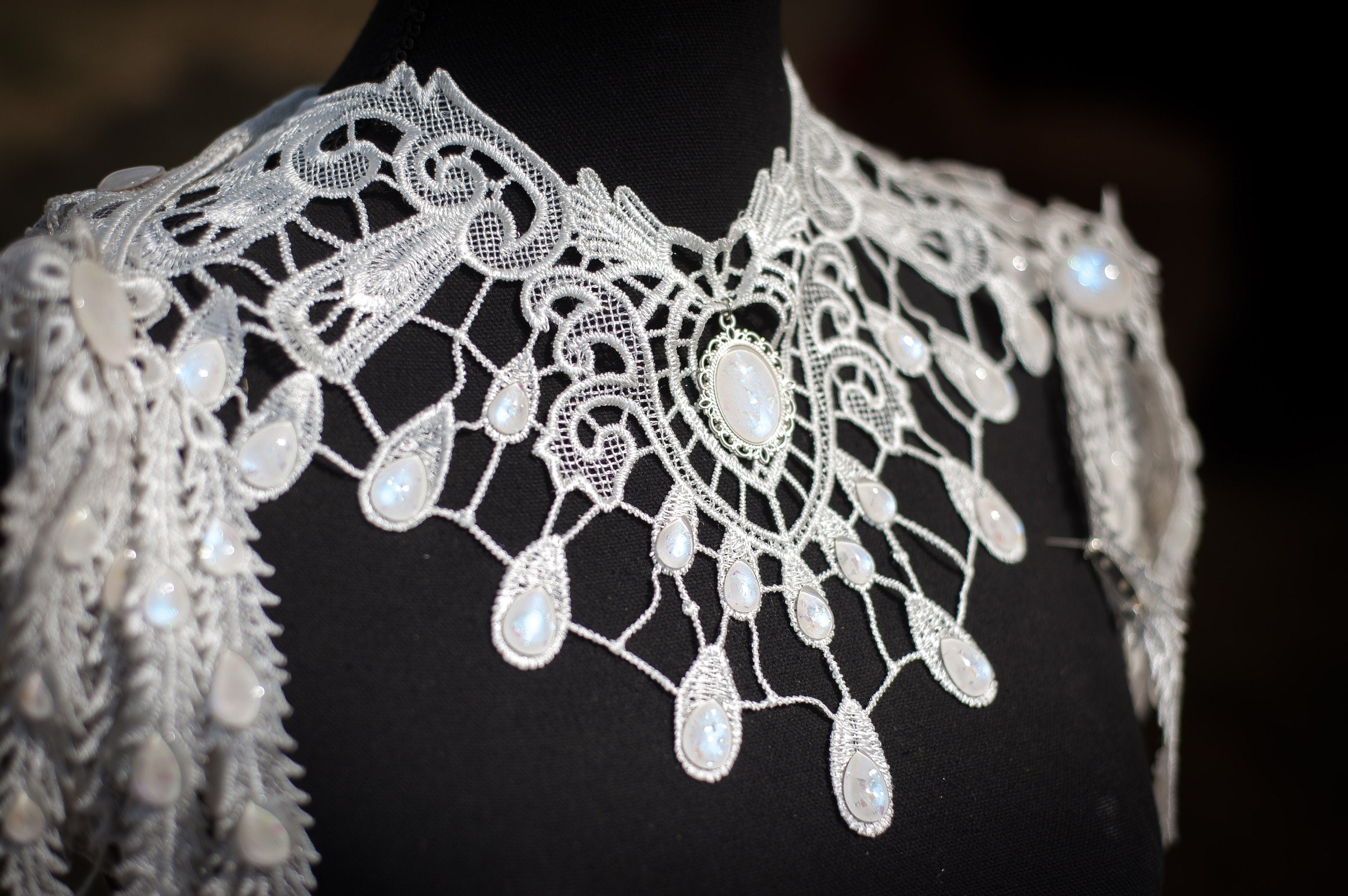 Weißes Collier Tropfen aus Spitze mit farbigen glitzernden Glassteinen für Fantasy Hochzeit und Elfen Fotoshooting -Chokers- BloodyBrilliants