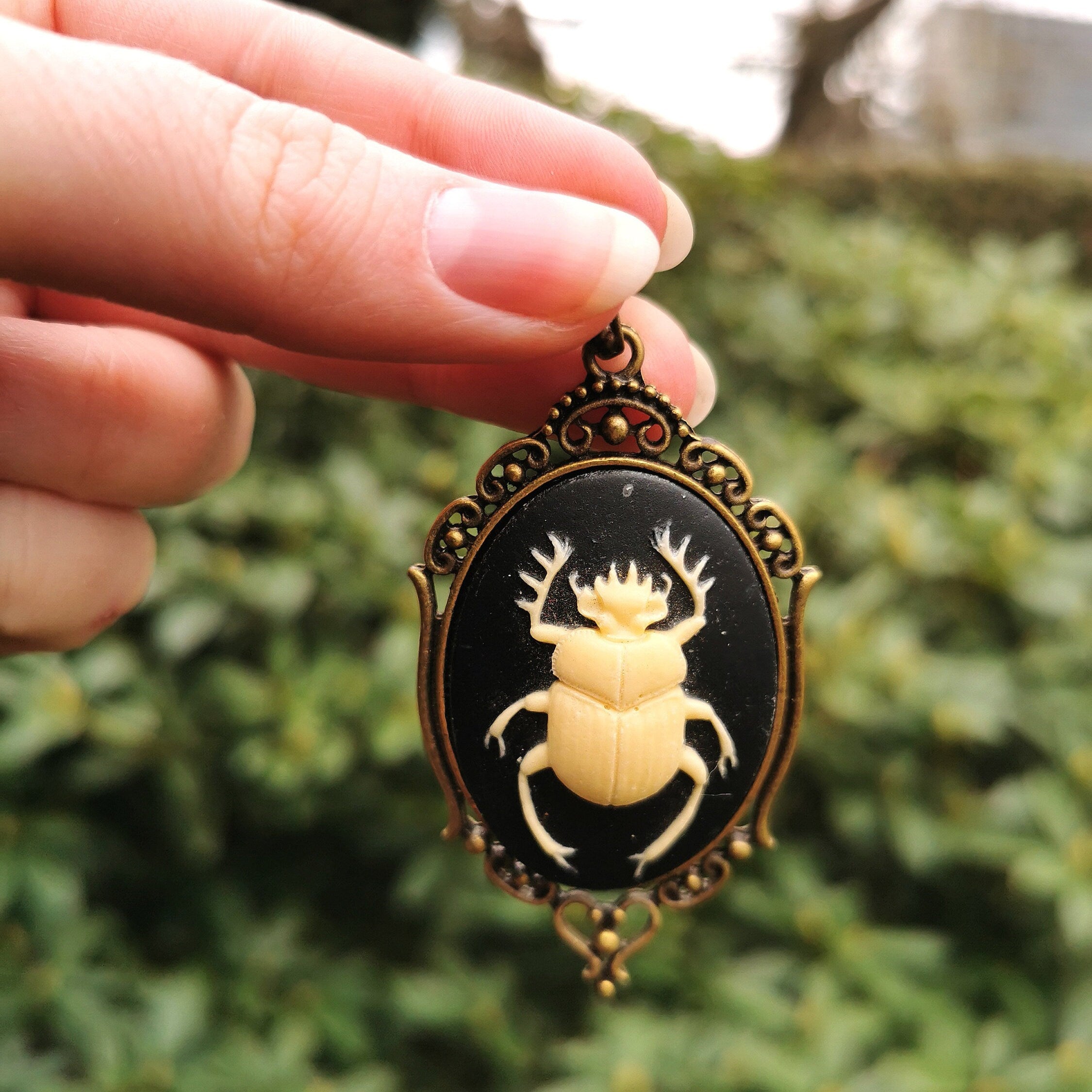 Skarabäus Anhänger elfenbein im Ägypten Stil als Gothic Kette und Cosplay Schmuck für Kostüm und Convention -Pendants- BloodyBrilliants