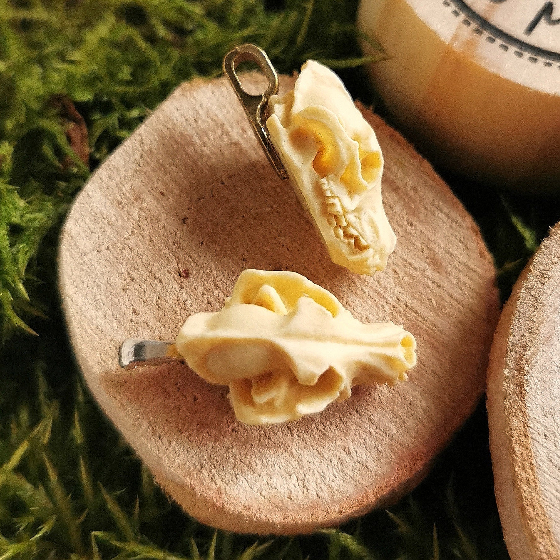 Anhänger Wolf Schädel aus Harz elfenbein farben für Gothic Outfit als LARP Schmuck und Cosplay Accessoire -Pendants- BloodyBrilliants