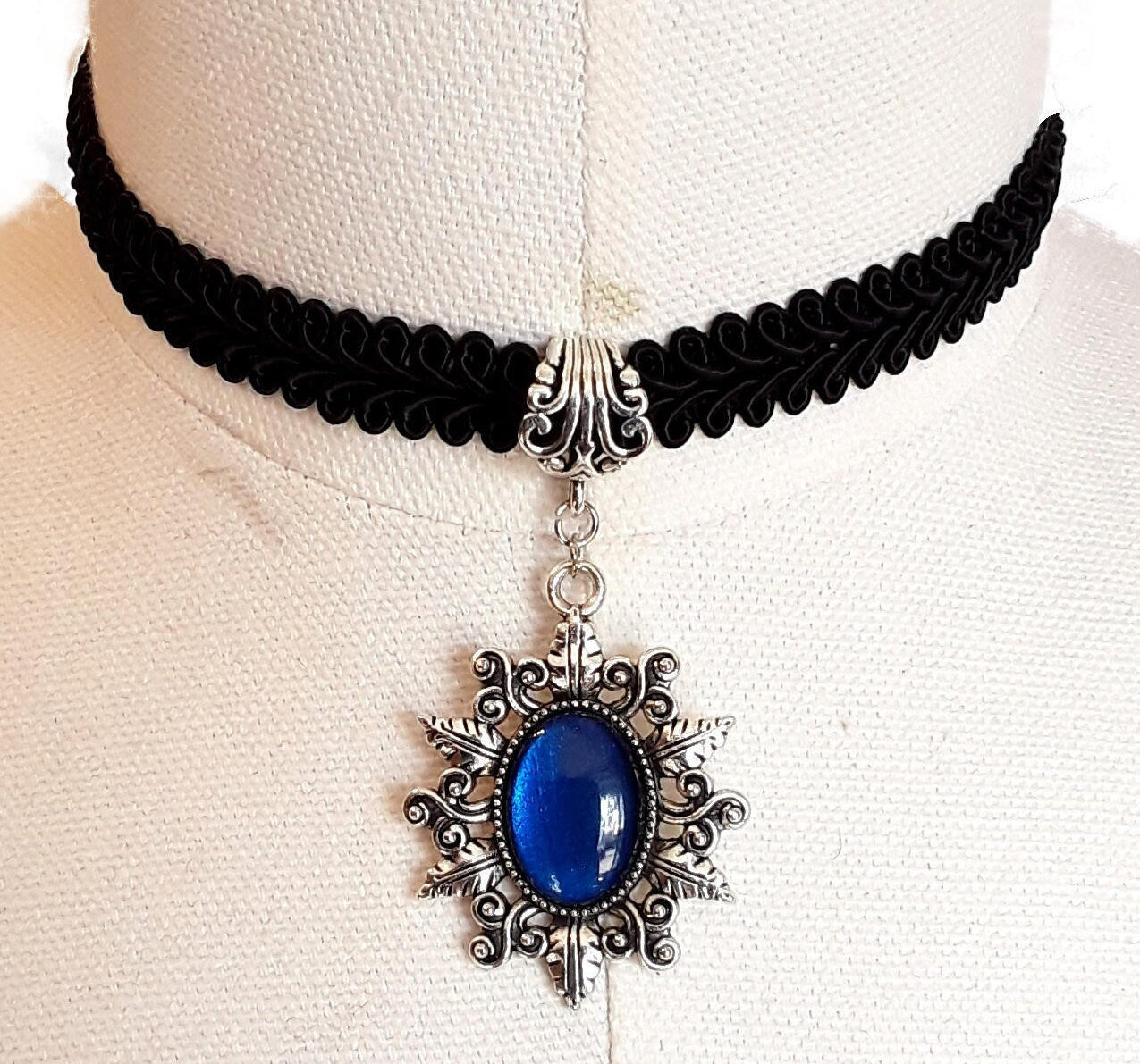 Choker schwarz mit Stern aus Spitze mit farbigen Glassteinen als Halsband für Gothic Outfit und als Vintage Geburtstagsgeschenk -Chokers- BloodyBrilliants