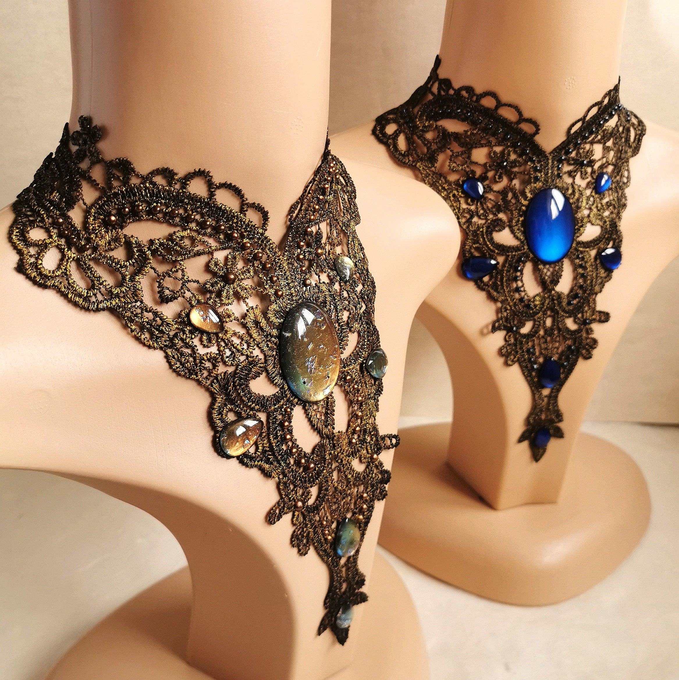 Collier bronze filigran aus Spitze mit farbigen Cabochon Glassteinen auch in schwarz für Steampunk Outfit und Vintage Weihnachten -Chokers- BloodyBrilliants