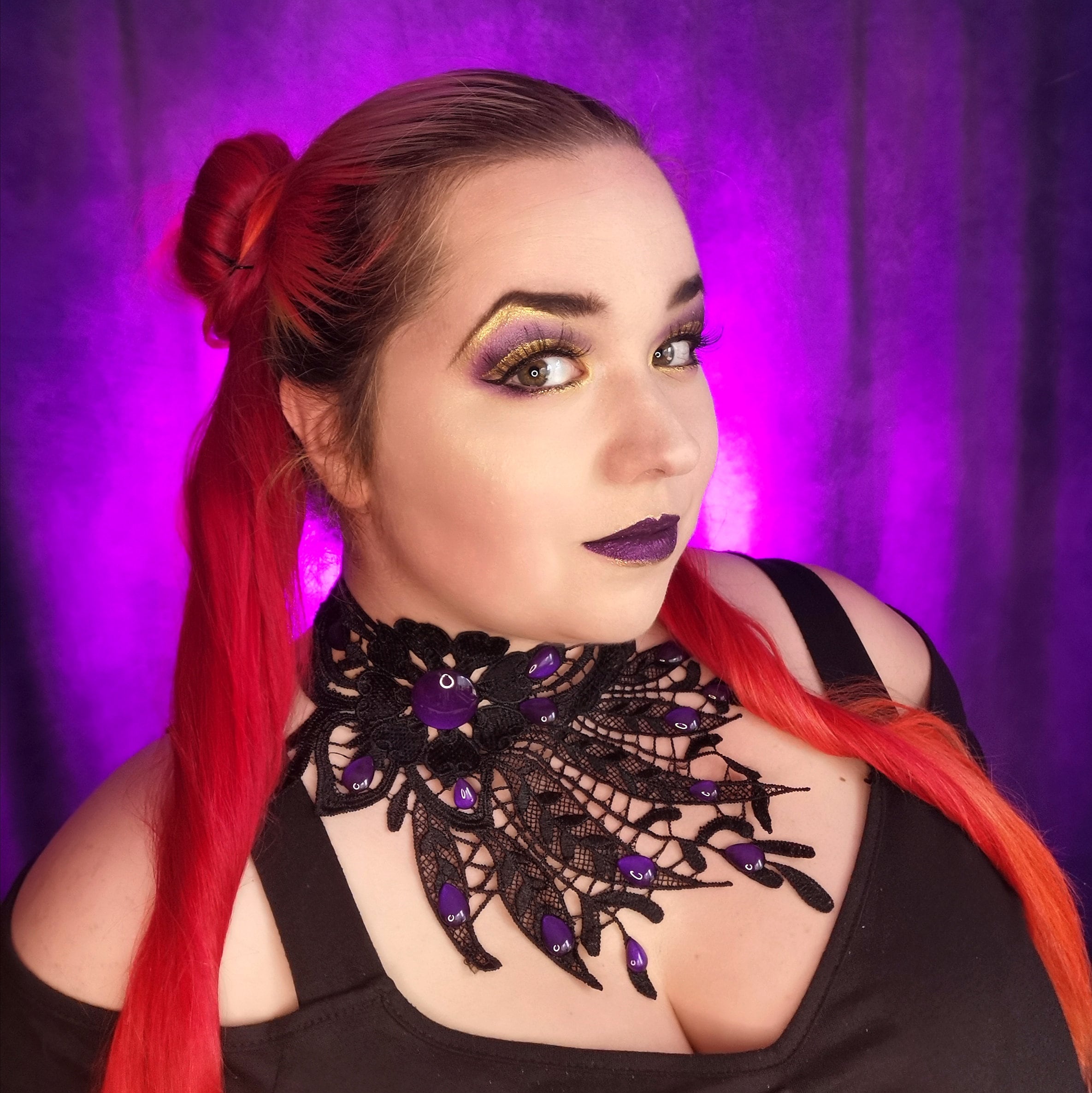 Collier schwarz asymmetrisch aus Spitze mit farbigen Glassteinen in Wunschfarbe für Gothic Outfit und Cosplay Shooting -Chokers- BloodyBrilliants