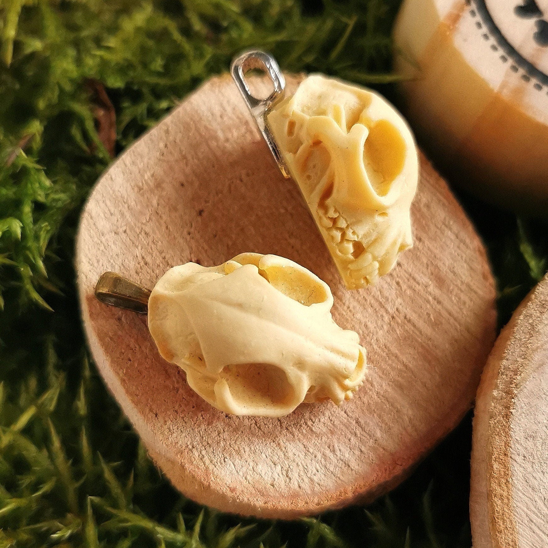 Katzen Schädel Anhänger aus Harz, Katzenschädel Kette als Mittelalter Schmuck, Gothic Schmuck für Dark Academia Outfit, Knochen Schmuck -Pendants- BloodyBrilliants