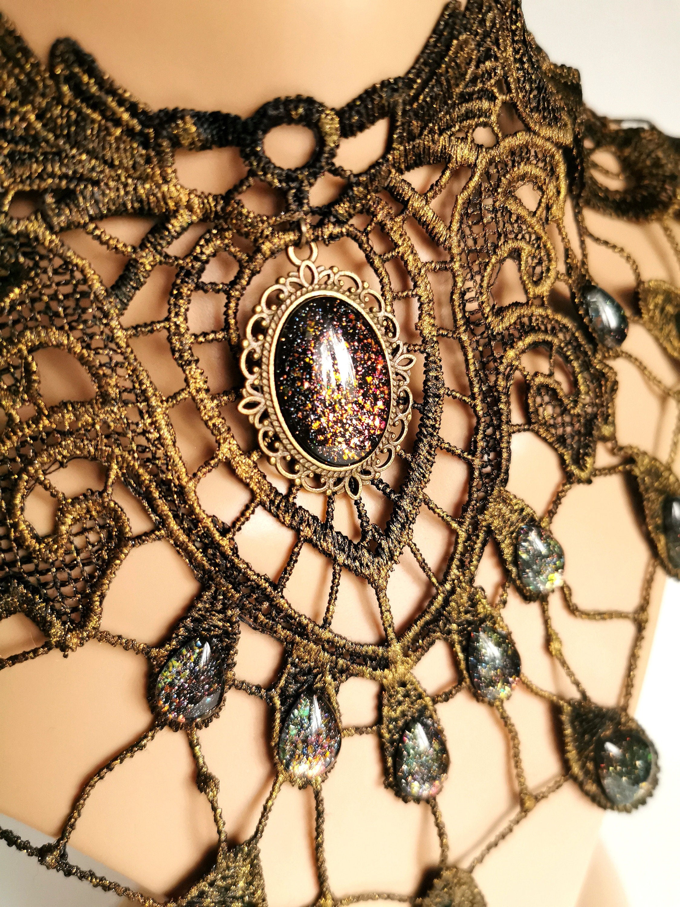 Bronze Collier Tropfen aus Spitze mit metallic glitzernden Glassteinen für Steampunk Outfit oder Vintage Hochzeit -Chokers- BloodyBrilliants