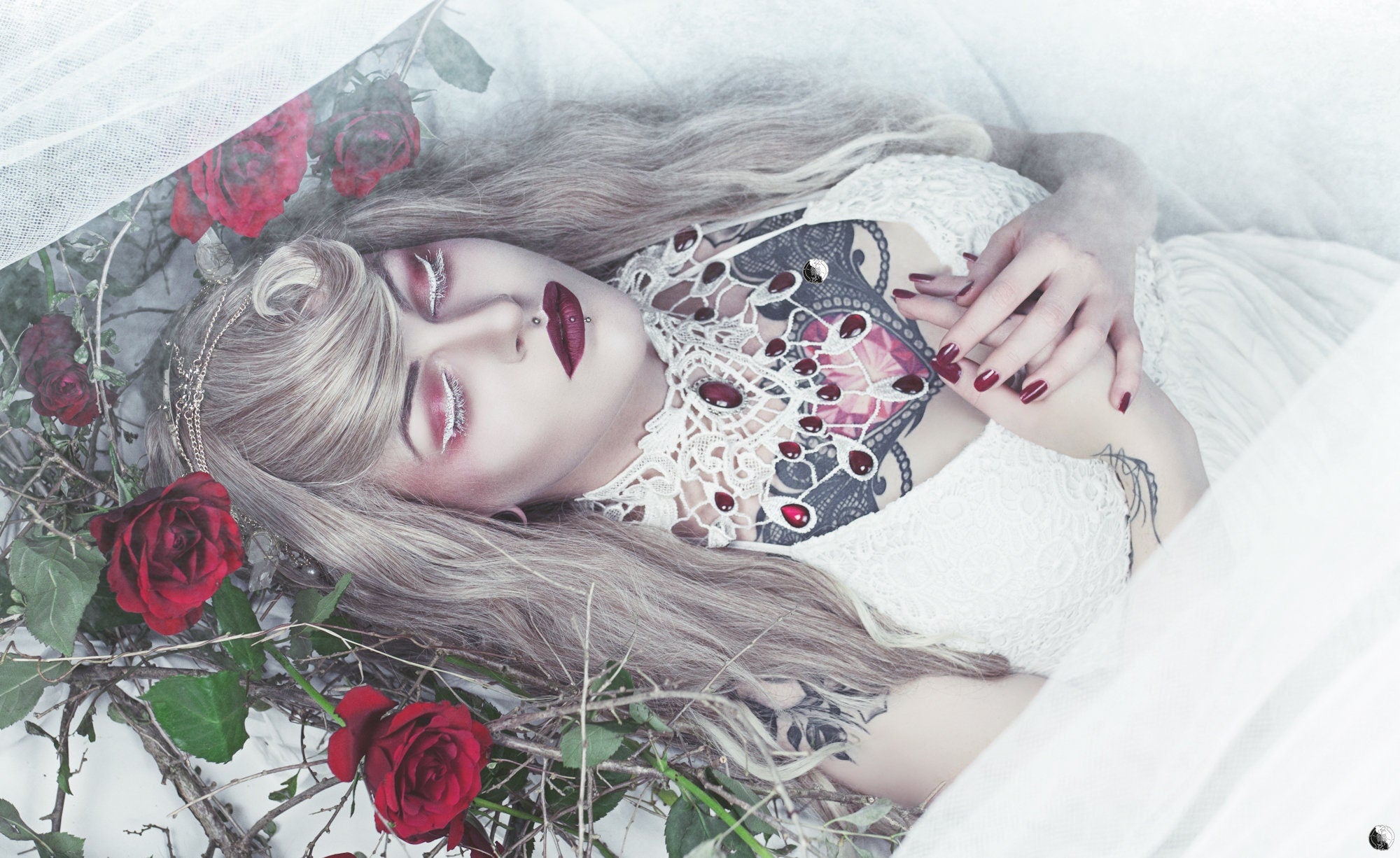 Weißes Collier Tropfen aus Spitze mit farbigen glitzernden Glassteinen für Fantasy Hochzeit und Elfen Fotoshooting -Chokers- BloodyBrilliants