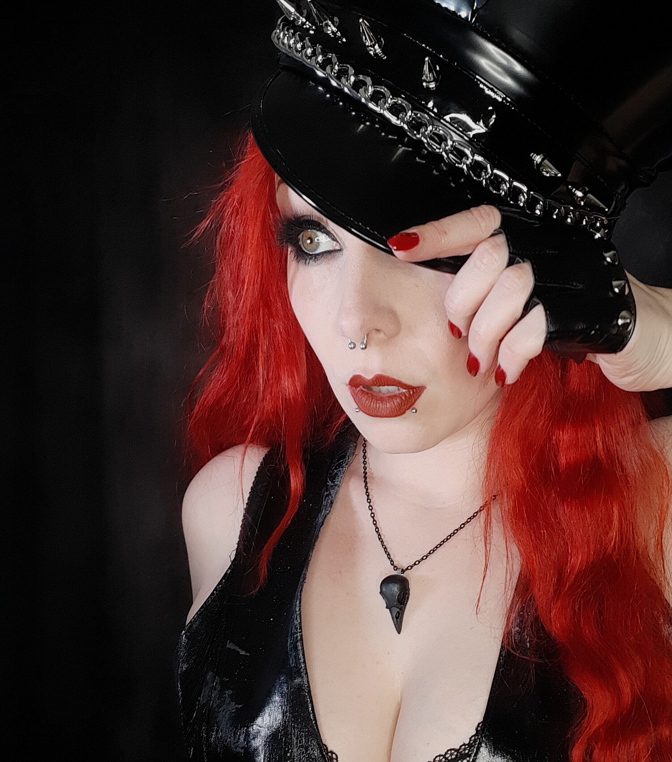 Rabenschädel Kette, Anhänger Vogelschädel aus Harz als Mittelalter Schmuck, Gothic Schmuck für Dark Academia Outfit, Tier Schädel Anhänger -Pendants- BloodyBrilliants