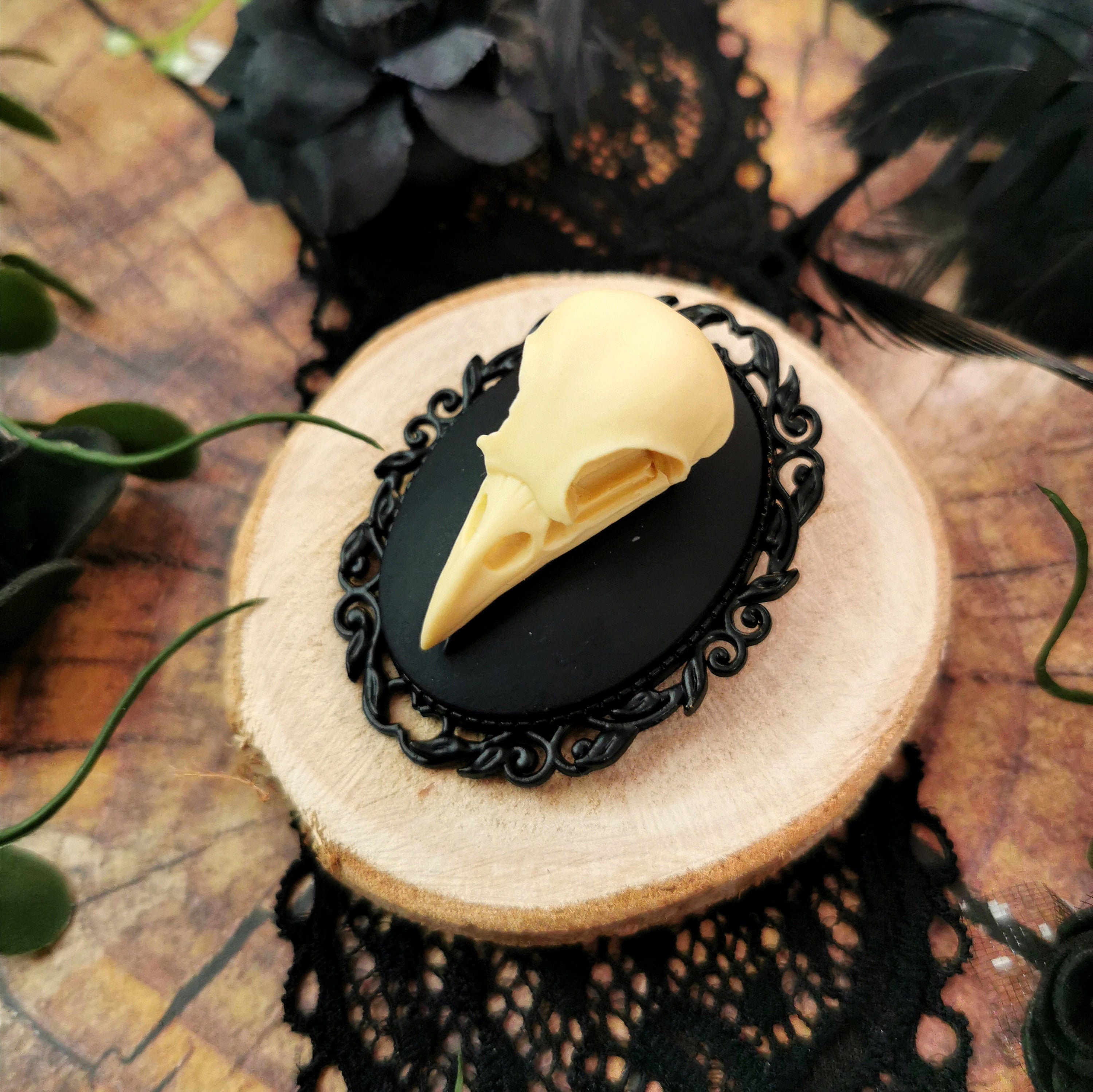 Vogel Schädel Brosche gold als Gothic Schmuck für Dark Academia Outfit, Mittelalter Schmuck für Hexen Adventskalender, Steampunk Stil -Brooches- BloodyBrilliants