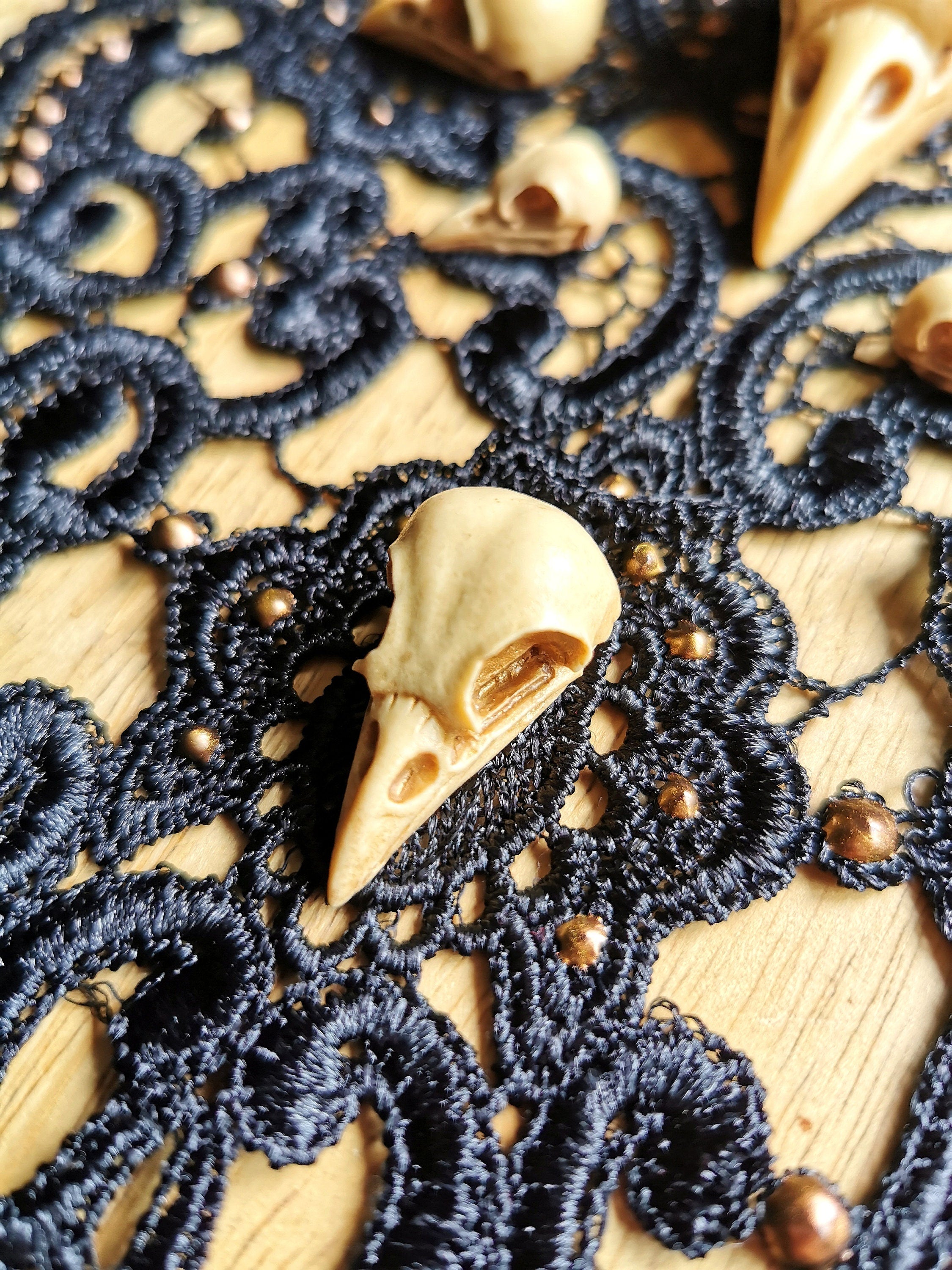 Rabenschädel Collier schwarz bronze für Gothic Fotoshooting und als Mittelalter Schmuck für Hexen Geburtstag & Halloween Adventskalender -Chokers- BloodyBrilliants