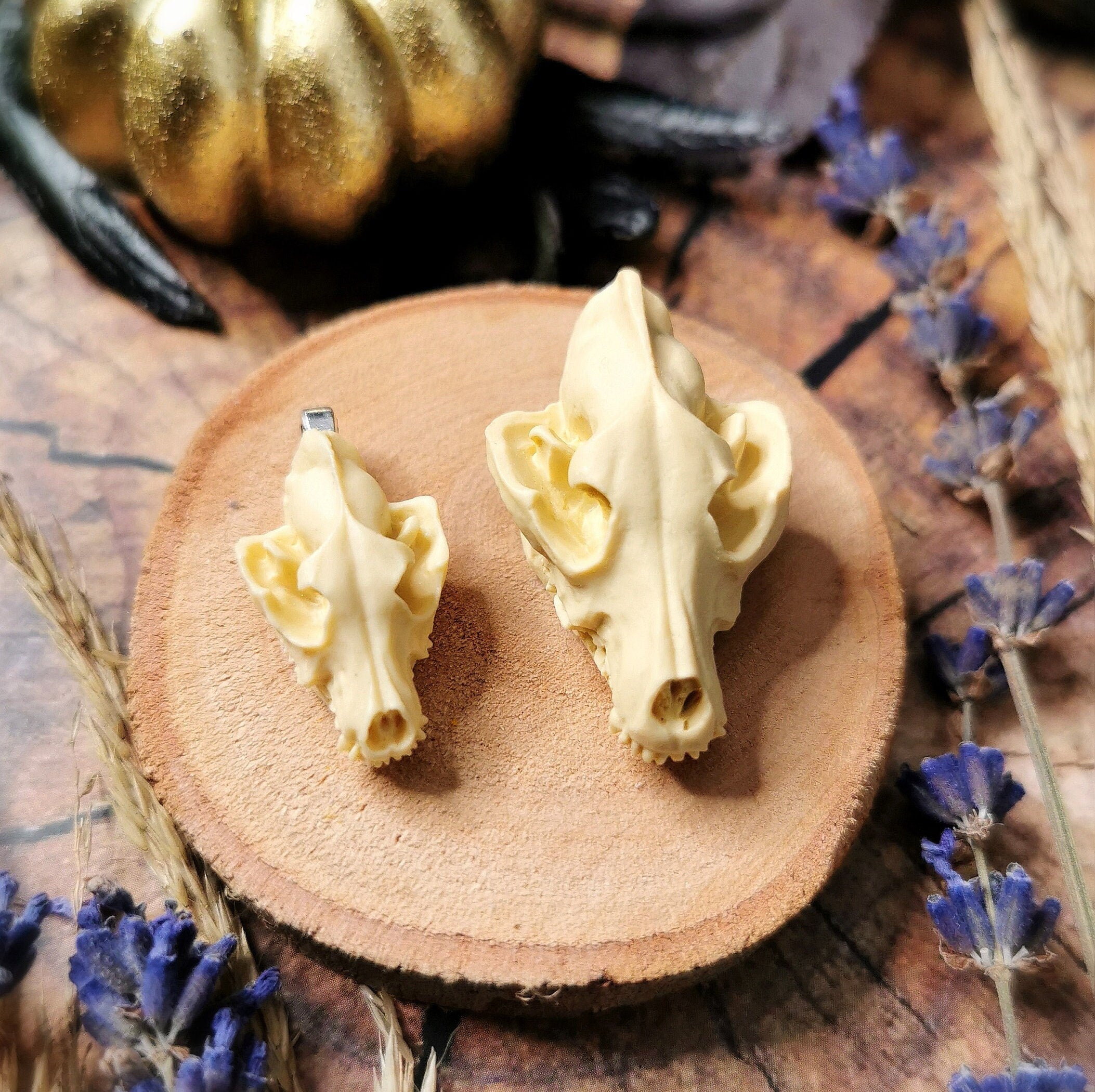 Anhänger Wolf Schädel aus Harz elfenbein farben für Gothic Outfit als LARP Schmuck und Cosplay Accessoire -Pendants- BloodyBrilliants