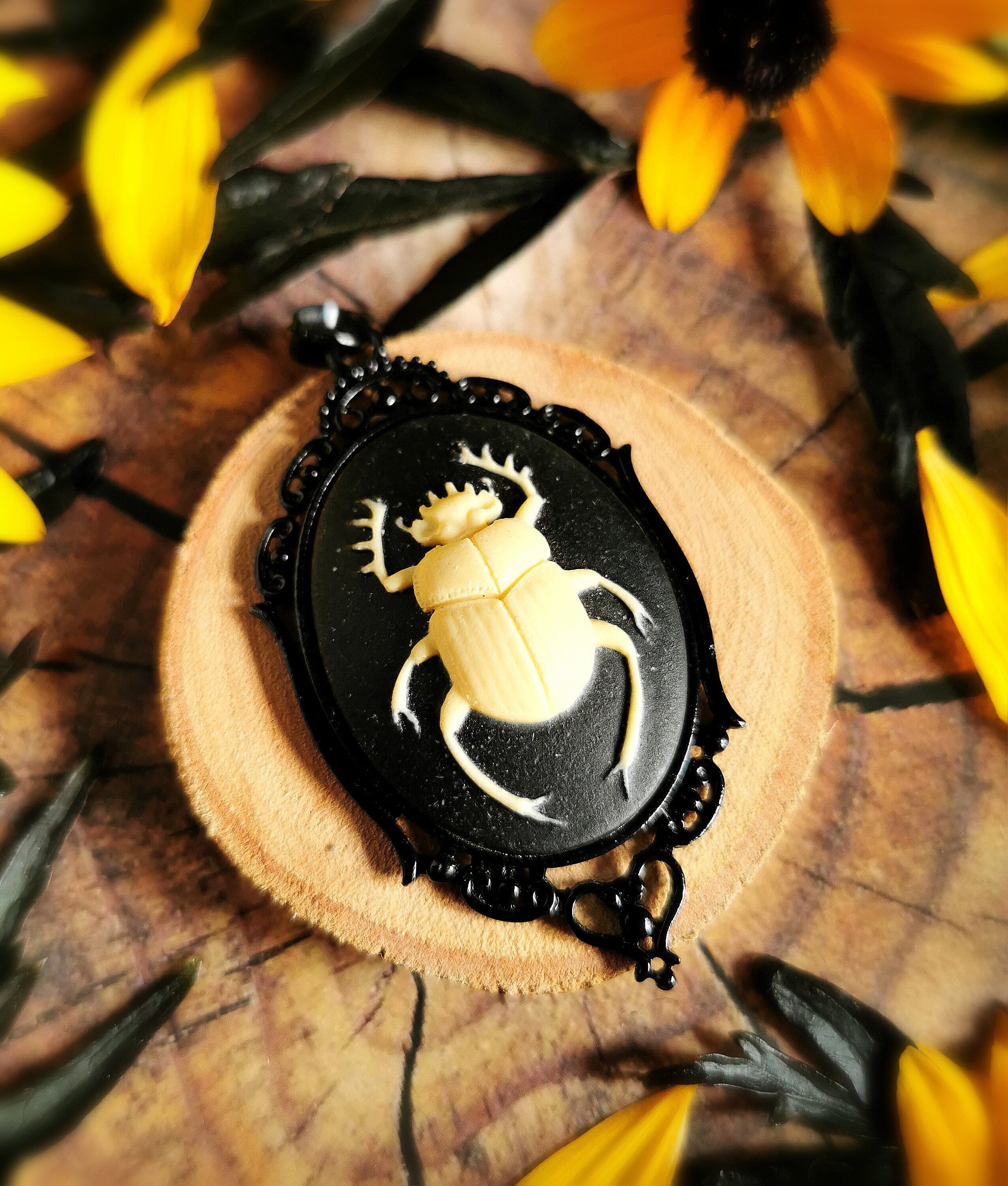 Skarabäus Anhänger elfenbein im Ägypten Stil als Gothic Kette und Cosplay Schmuck für Kostüm und Convention -Pendants- BloodyBrilliants