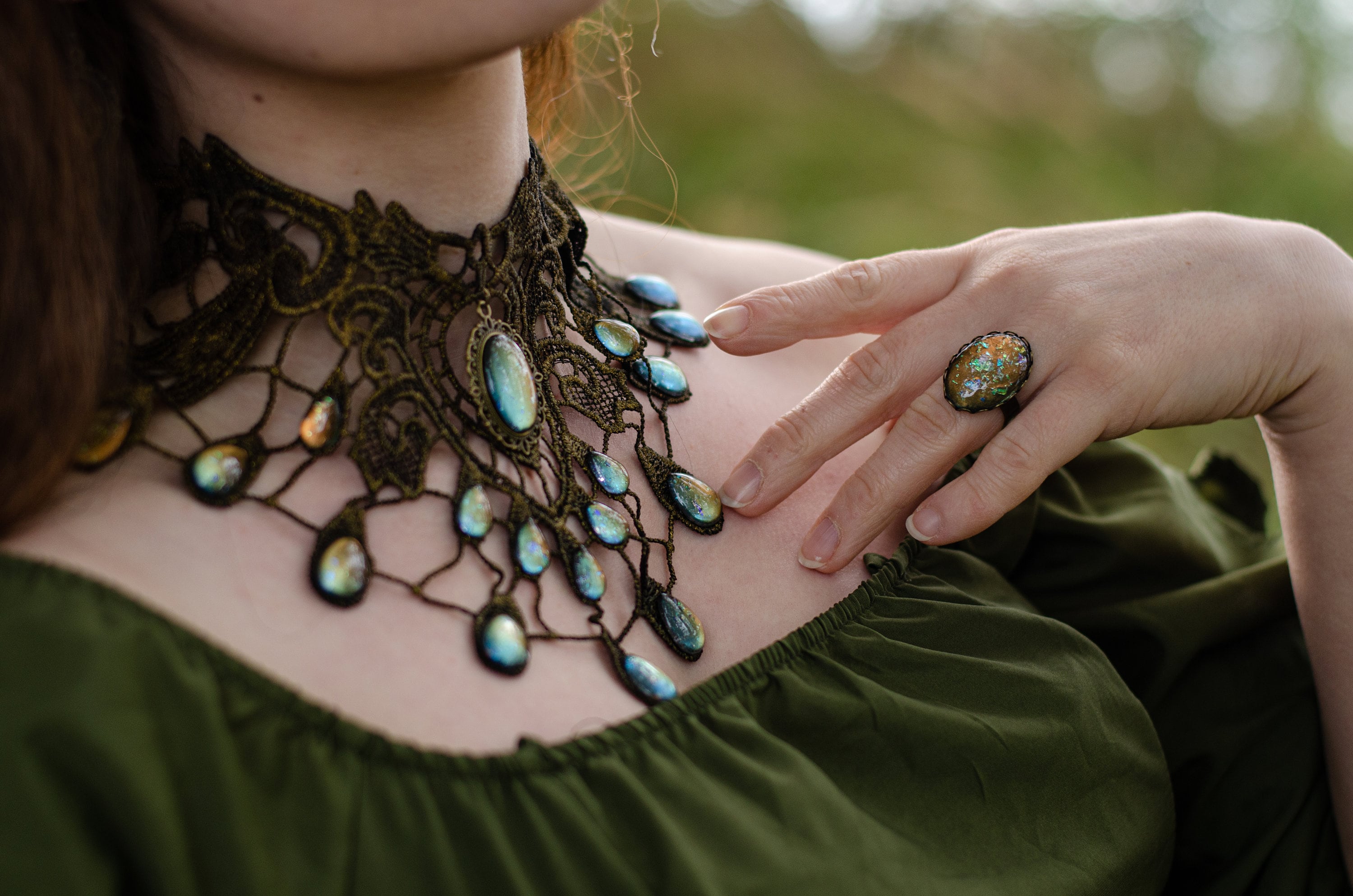 Bronze Collier Tropfen aus Spitze mit metallic glitzernden Glassteinen für Steampunk Outfit oder Vintage Hochzeit -Chokers- BloodyBrilliants