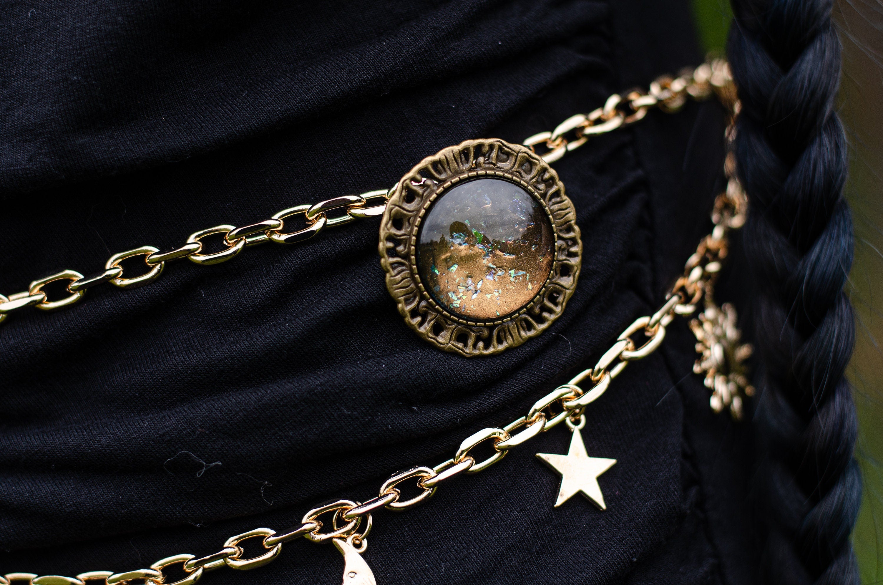 Runde Brosche Wunschfarbe aus Glassteinen in Silber und Bronze als Cosplay Schmuck und Gothic Accessoire
