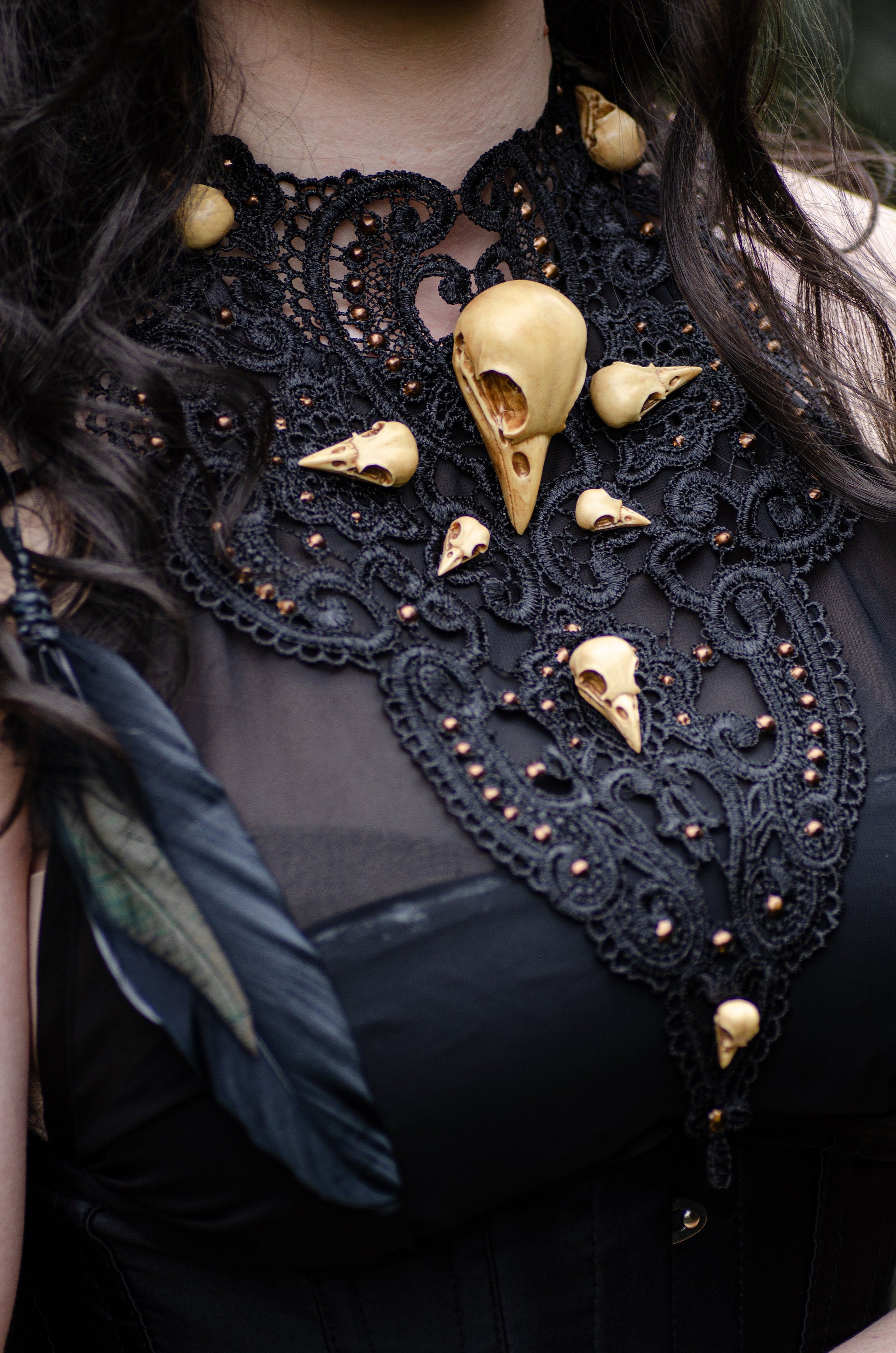 Rabenschädel Collier schwarz bronze für Gothic Fotoshooting und als Mittelalter Schmuck für Hexen Geburtstag & Halloween Adventskalender -Chokers- BloodyBrilliants