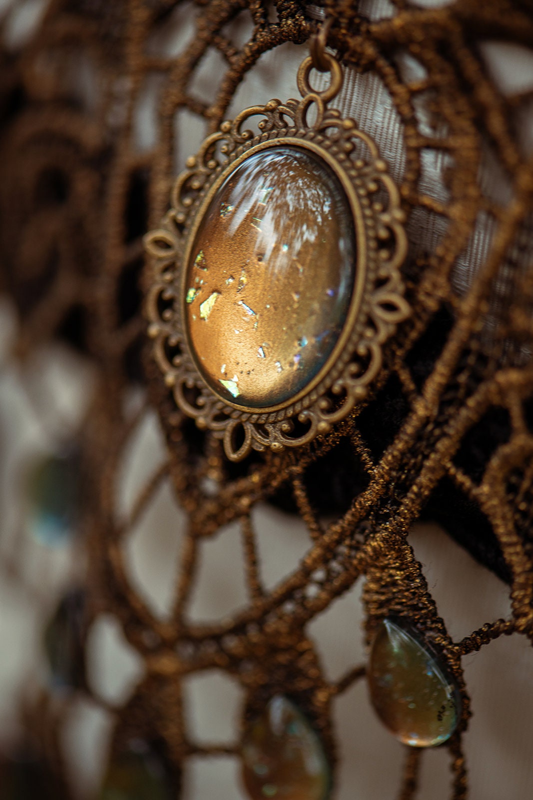 Bronze Collier Tropfen aus Spitze mit metallic glitzernden Glassteinen für Steampunk Outfit oder Vintage Hochzeit -Chokers- BloodyBrilliants
