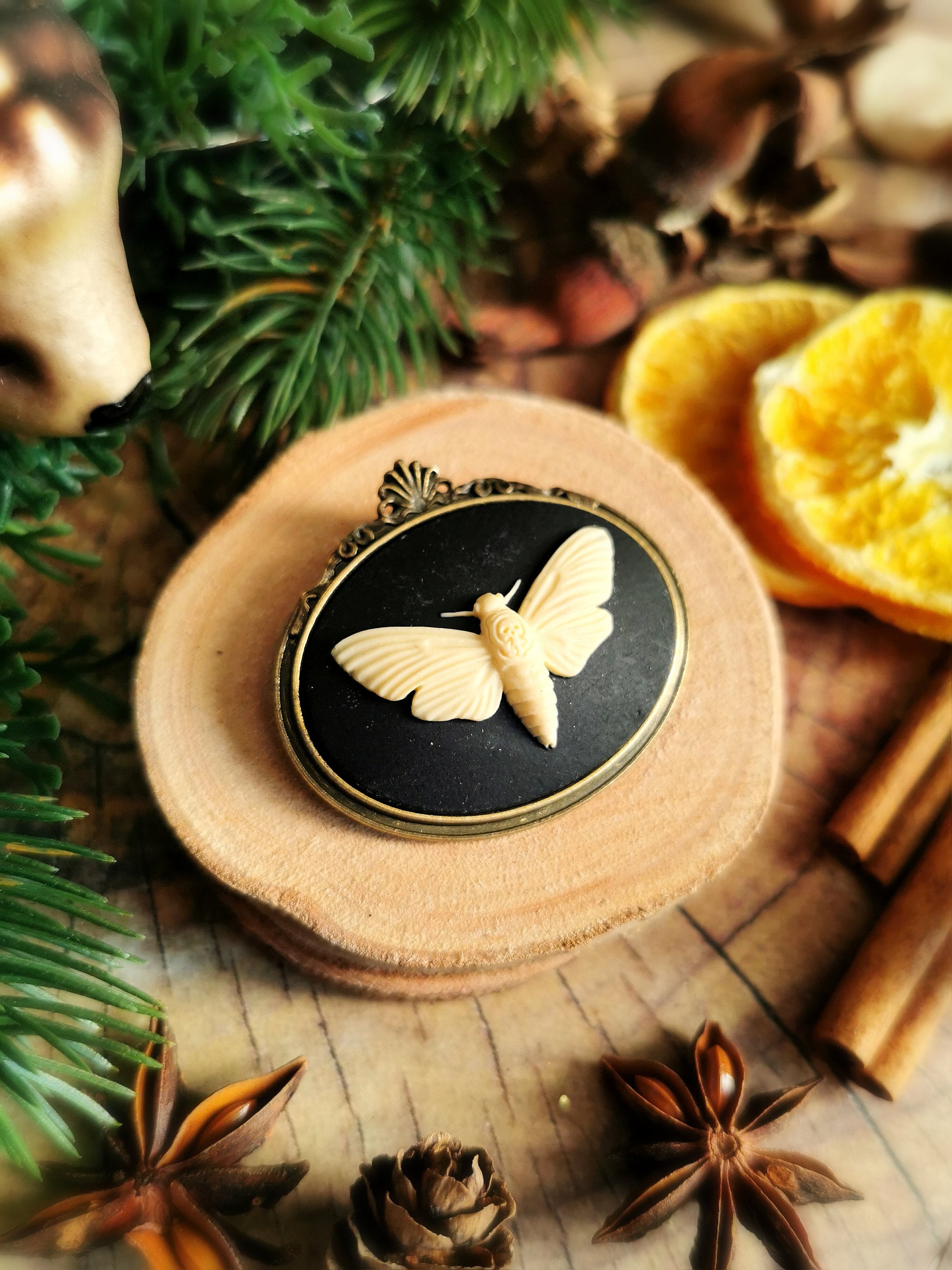 Totenkopfmotte Brosche schwarz als Gothic Schmuck für Dark Academia Outfit, Vintage Brosche gold für Hexen Adventskalender, Steampunk Stil -Brooches- BloodyBrilliants