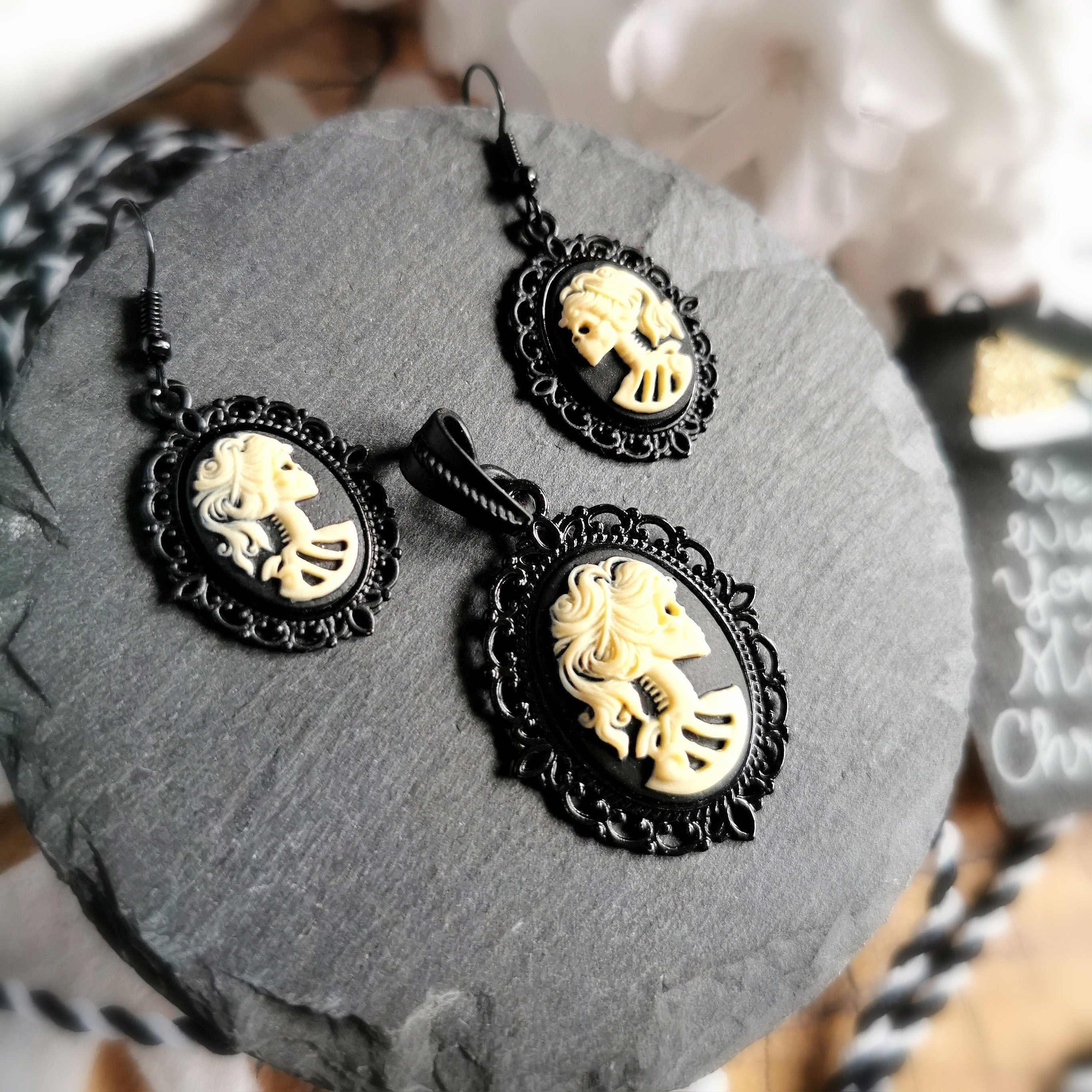 Lady Skull Anhänger Ohrringe Schmuckset Schädel Kette für Gothic Outfit oder LARP Cosplay -Pendants- BloodyBrilliants