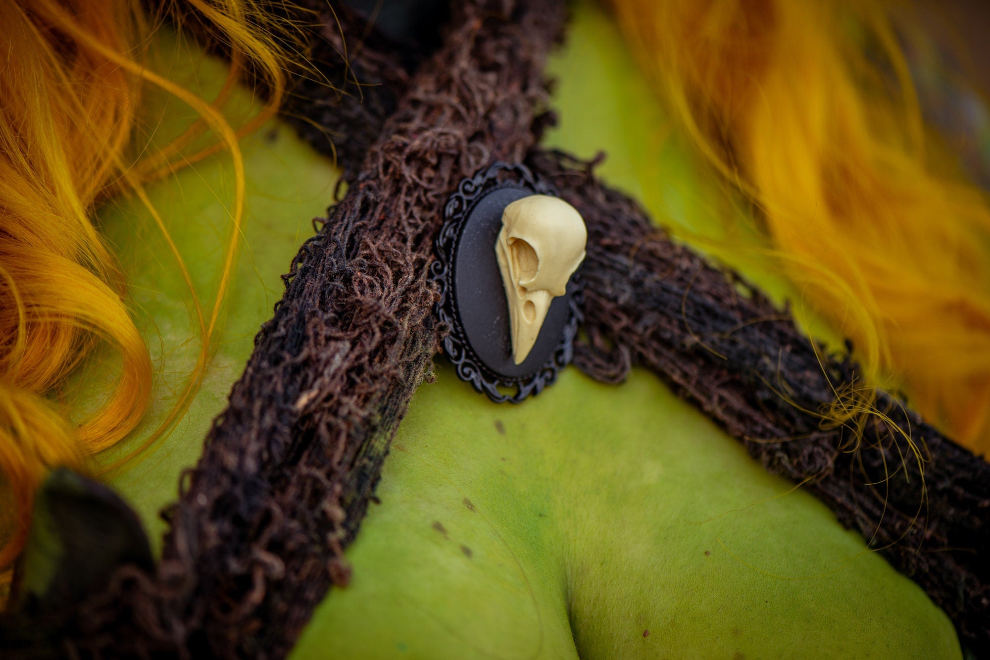 Vogel Schädel Brosche gold als Gothic Schmuck für Dark Academia Outfit, Mittelalter Schmuck für Hexen Adventskalender, Steampunk Stil -Brooches- BloodyBrilliants