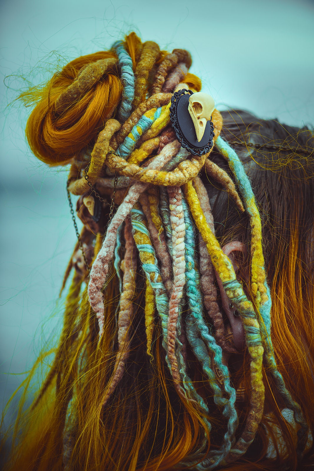 Vogel Schädel Brosche gold als Gothic Schmuck für Dark Academia Outfit, Mittelalter Schmuck für Hexen Adventskalender, Steampunk Stil -Brooches- BloodyBrilliants