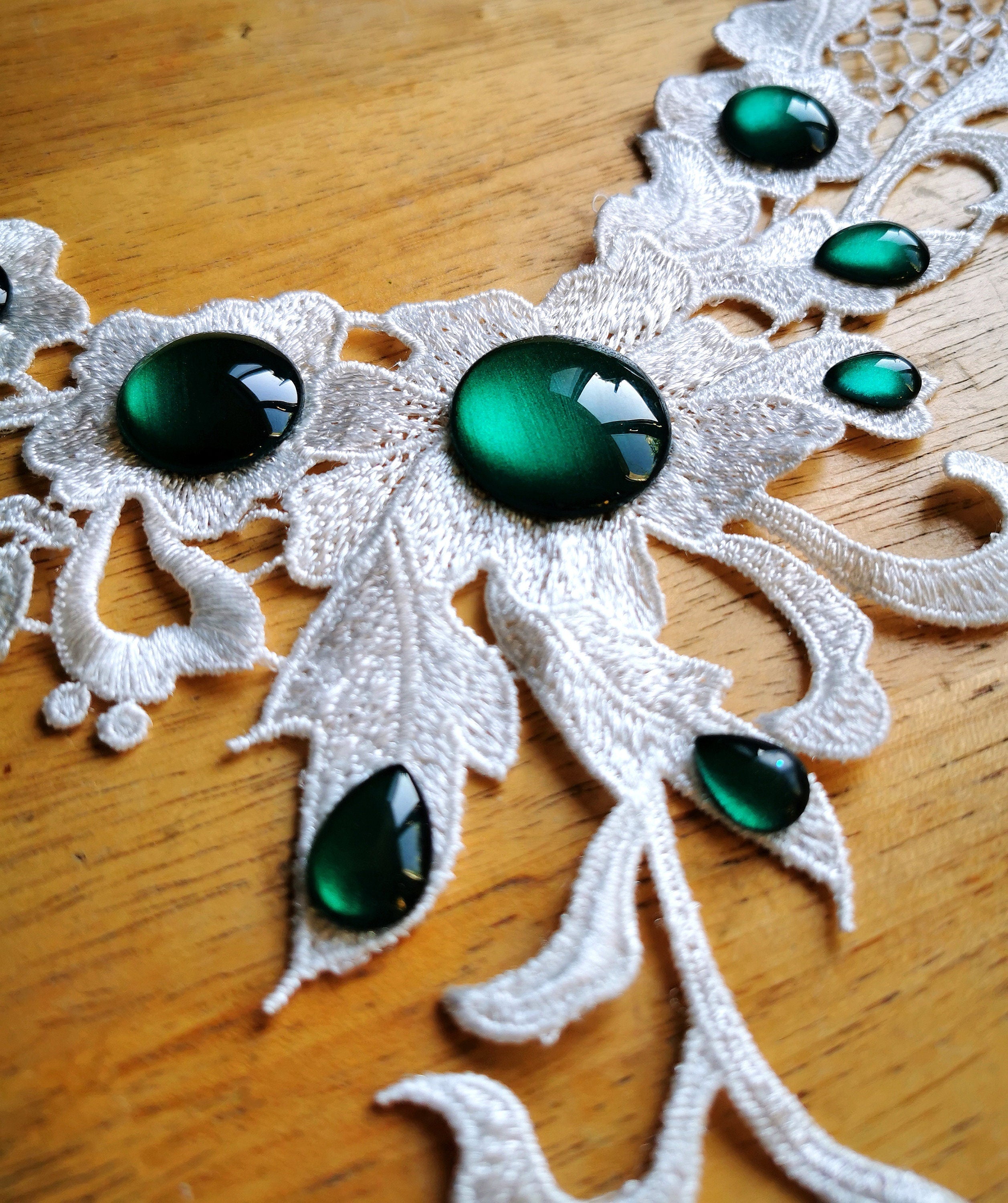 Collier weiß asymmetrisch Blumenranke aus Spitze edel verziert für märchenhafte Hochzeit und Elfen Cosplay -Chokers- BloodyBrilliants