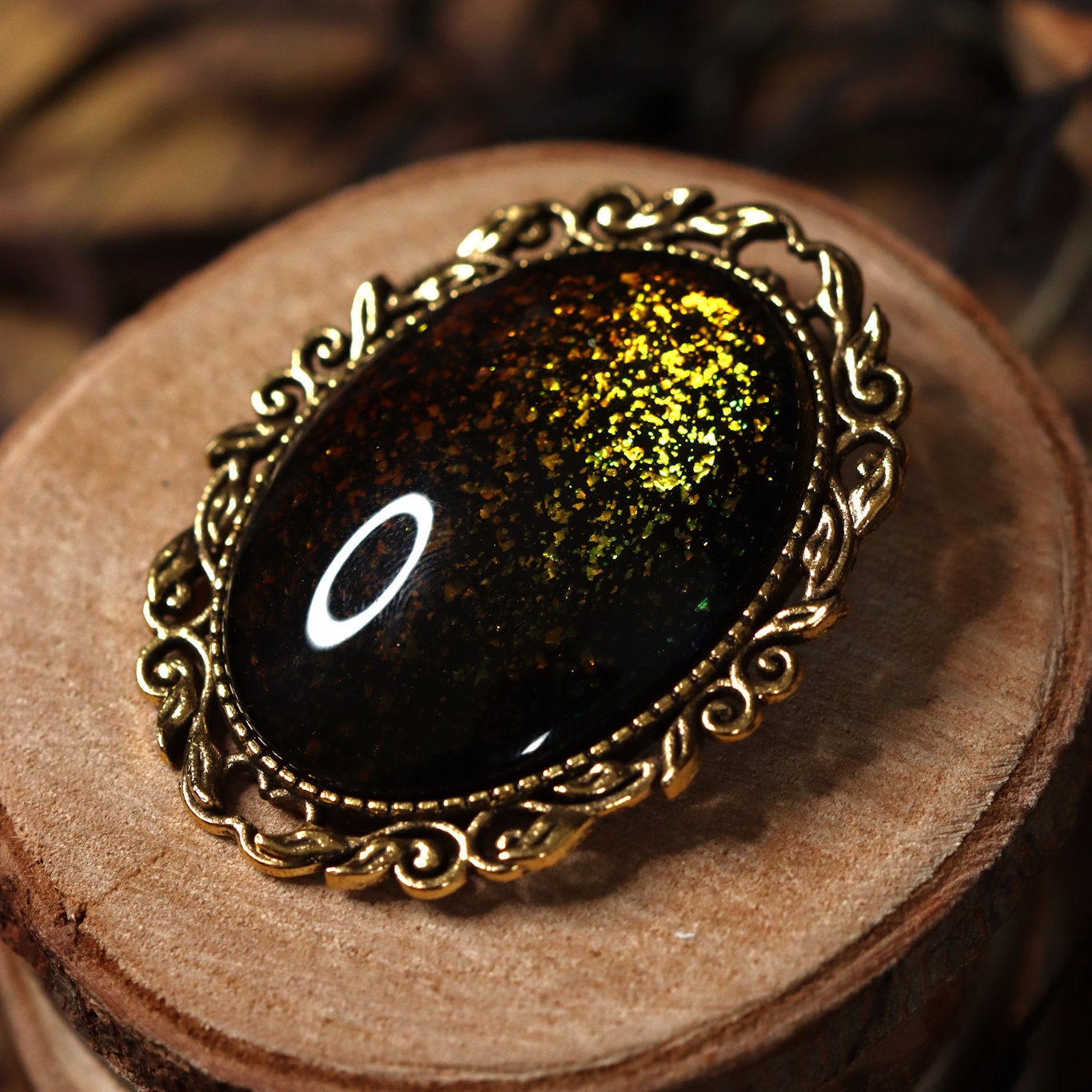 Goldene Brosche Wunschfarbe oval aus Glassteinen als Cosplay Schmuck und Steampunk Accessoire für Vintage Weihnachten -Brooches- BloodyBrilliants