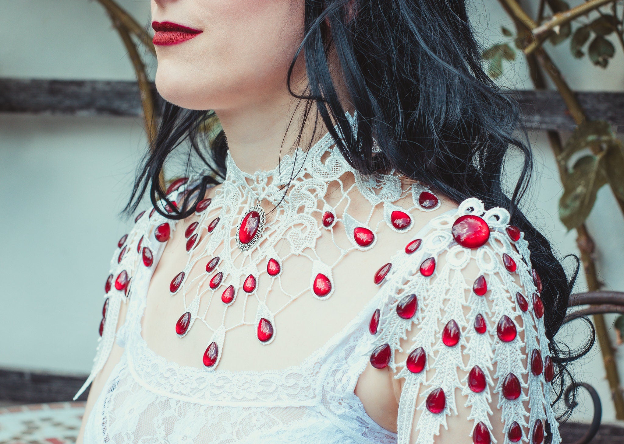 Weißes Collier Tropfen aus Spitze mit farbigen glitzernden Glassteinen für Fantasy Hochzeit und Elfen Fotoshooting -Chokers- BloodyBrilliants