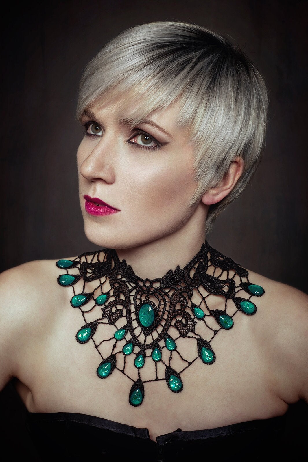 Gothic Choker schwarz Wunschfarbe mit Tropfen, aus Spitze mit farbigen Glassteinen als Gothic Schmuck und für Vampir Cosplay -Chokers- BloodyBrilliants