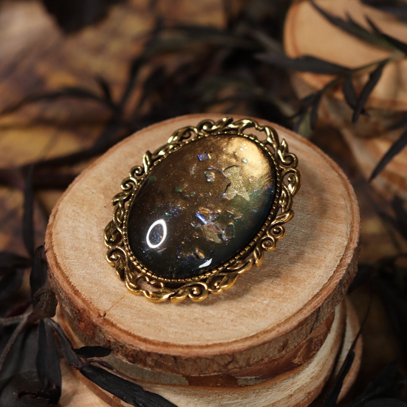 Goldene Brosche Wunschfarbe oval aus Glassteinen als Cosplay Schmuck und Steampunk Accessoire für Vintage Weihnachten -Brooches- BloodyBrilliants