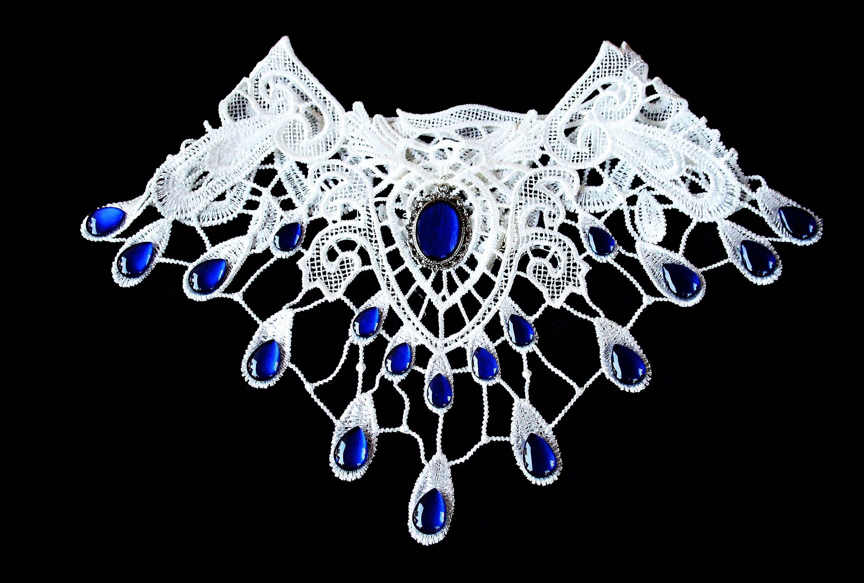 Weißes Collier Tropfen aus Spitze mit farbigen glitzernden Glassteinen für Fantasy Hochzeit und Elfen Fotoshooting -Chokers- BloodyBrilliants