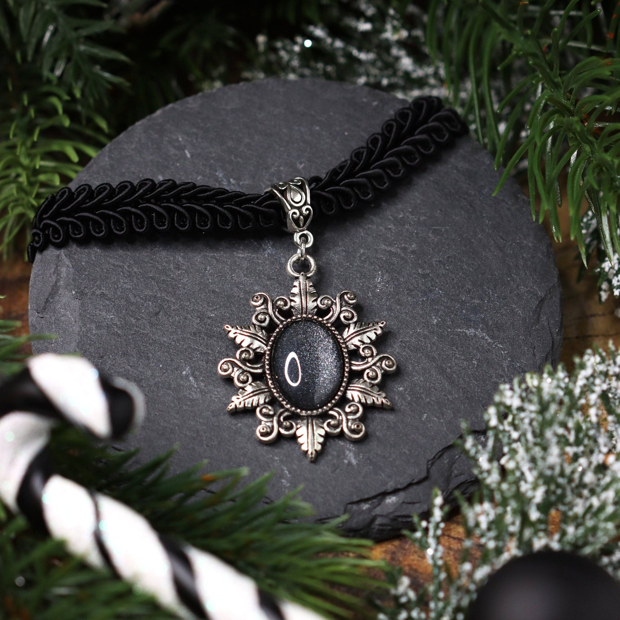 Choker schwarz mit Stern aus Spitze mit farbigen Glassteinen als Halsband für Gothic Outfit und als Vintage Geburtstagsgeschenk -Chokers- BloodyBrilliants
