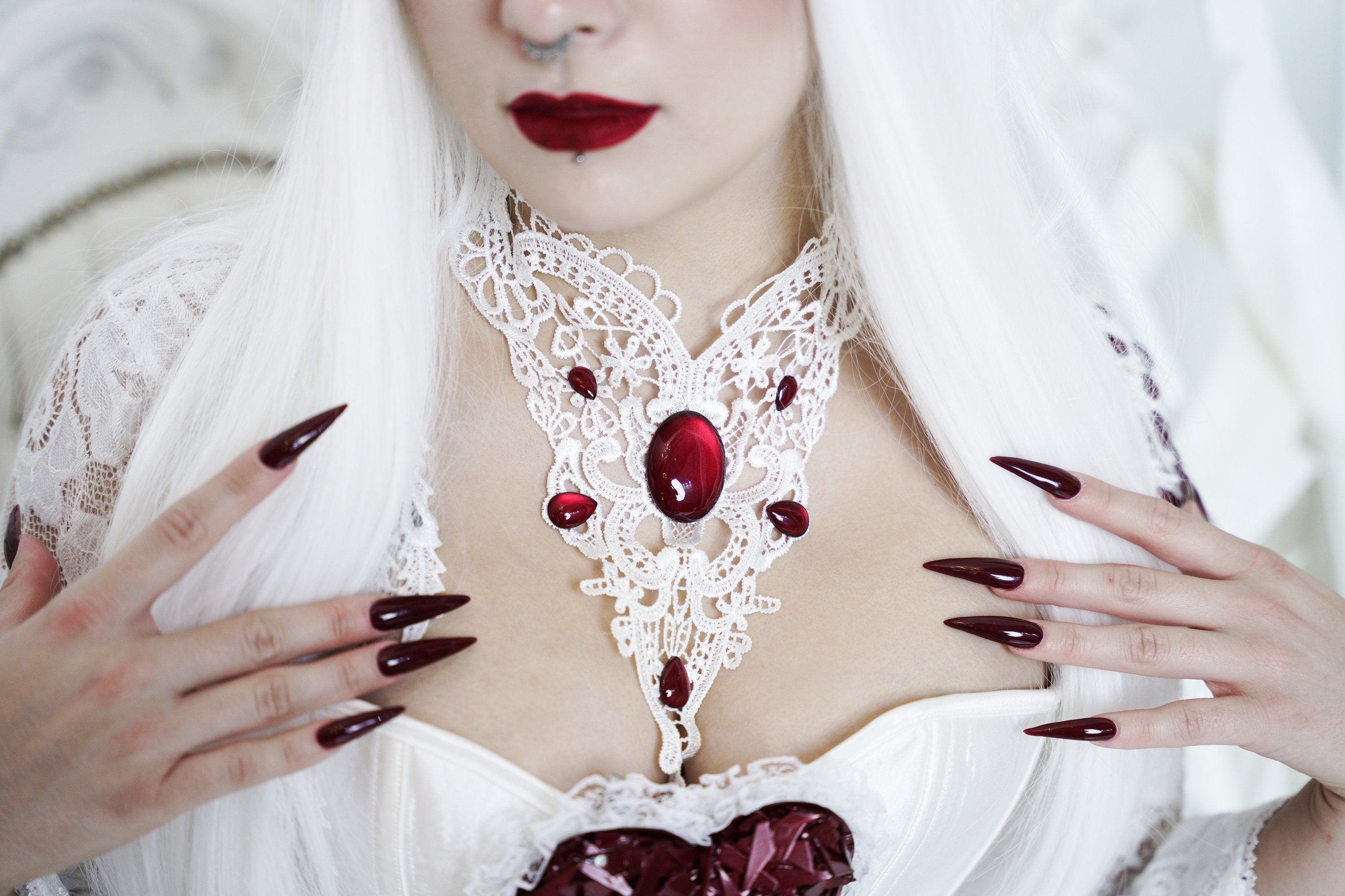 Collier filigran aus Spitze mit farbigen Cabochon Glassteinen für Themenhochzeit und Cosplay Outfit -Chokers- BloodyBrilliants