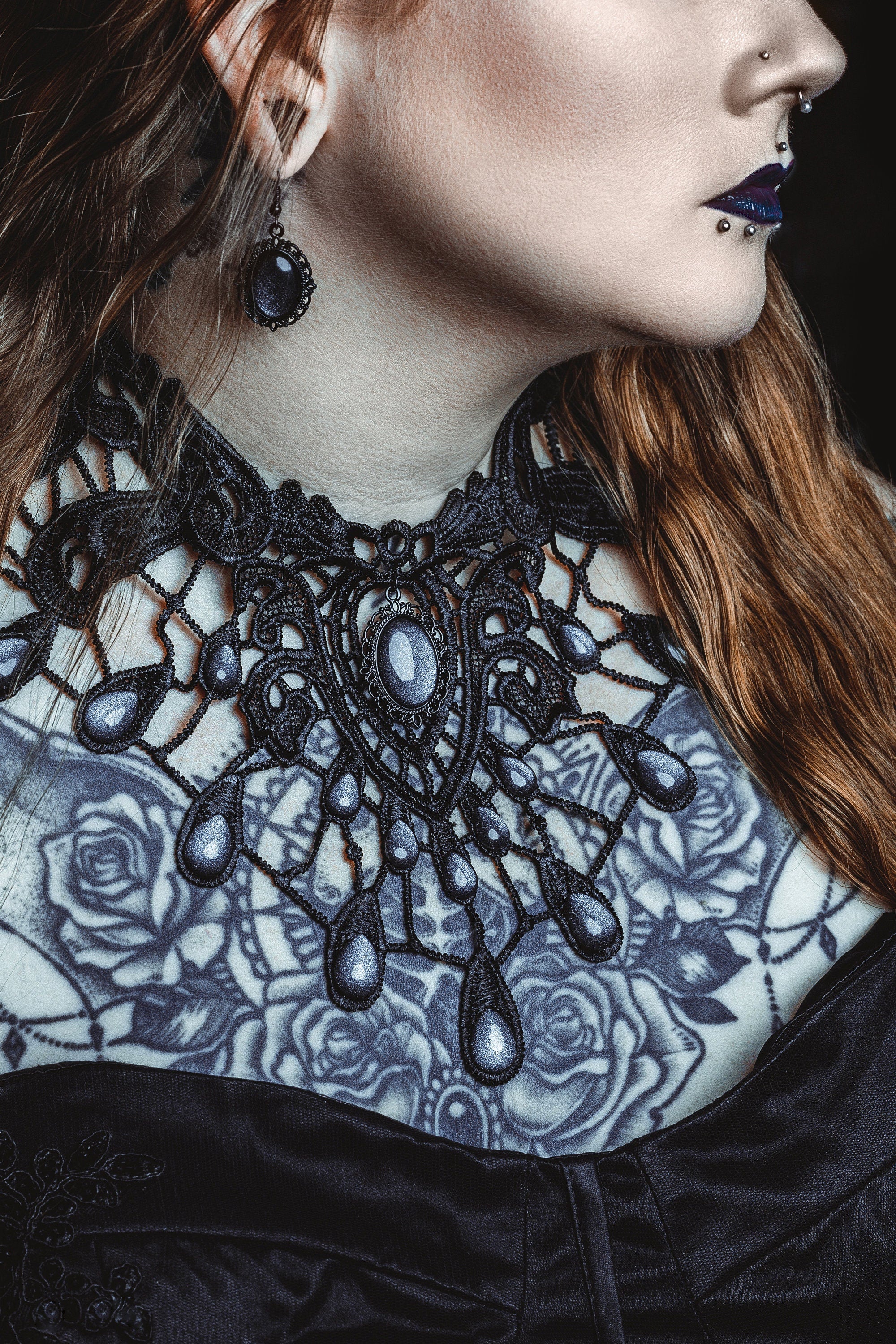 Gothic Choker schwarz Wunschfarbe mit Tropfen, aus Spitze mit farbigen Glassteinen als Gothic Schmuck und für Vampir Cosplay -Chokers- BloodyBrilliants