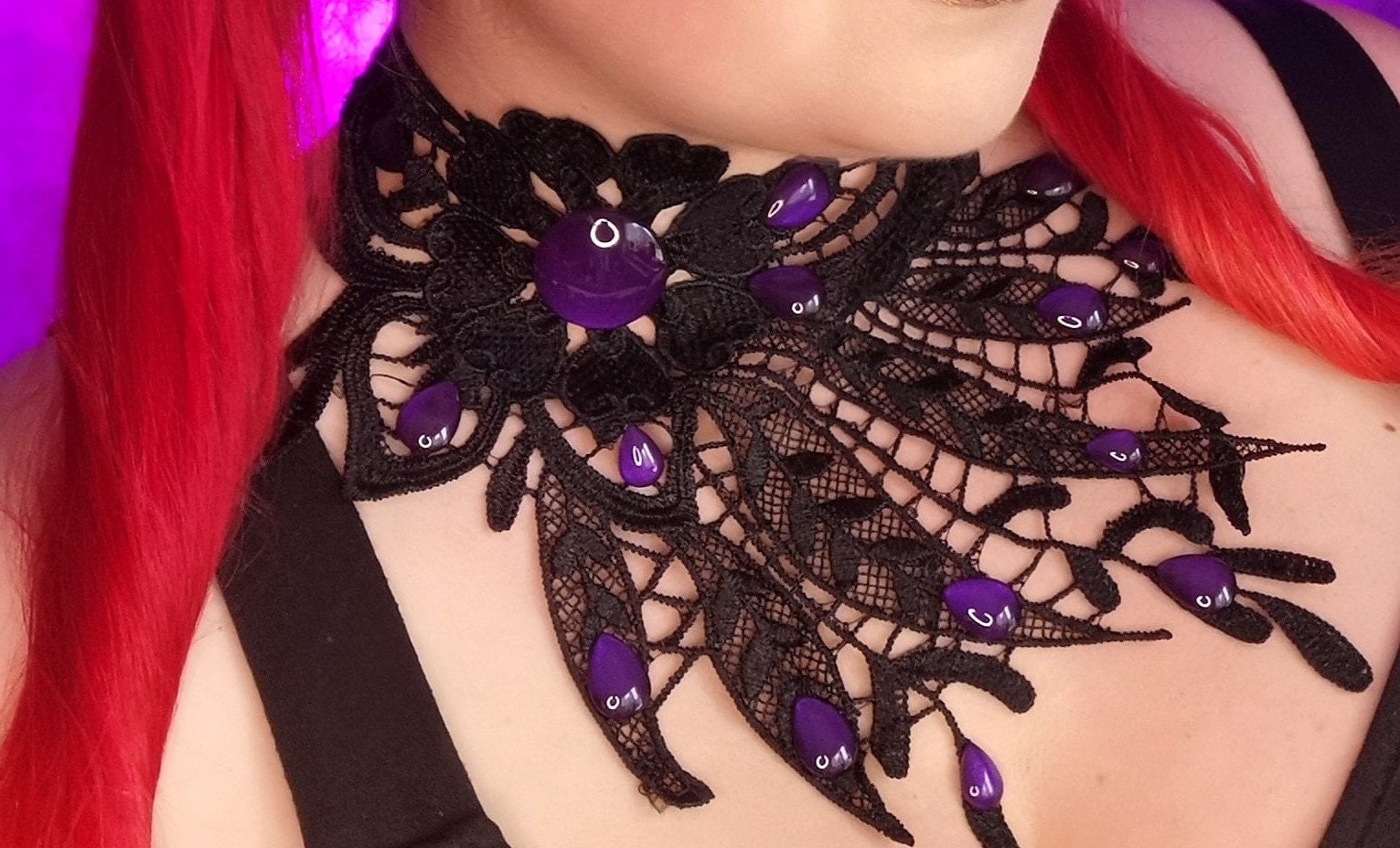 Collier schwarz asymmetrisch aus Spitze mit farbigen Glassteinen in Wunschfarbe für Gothic Outfit und Cosplay Shooting -Chokers- BloodyBrilliants