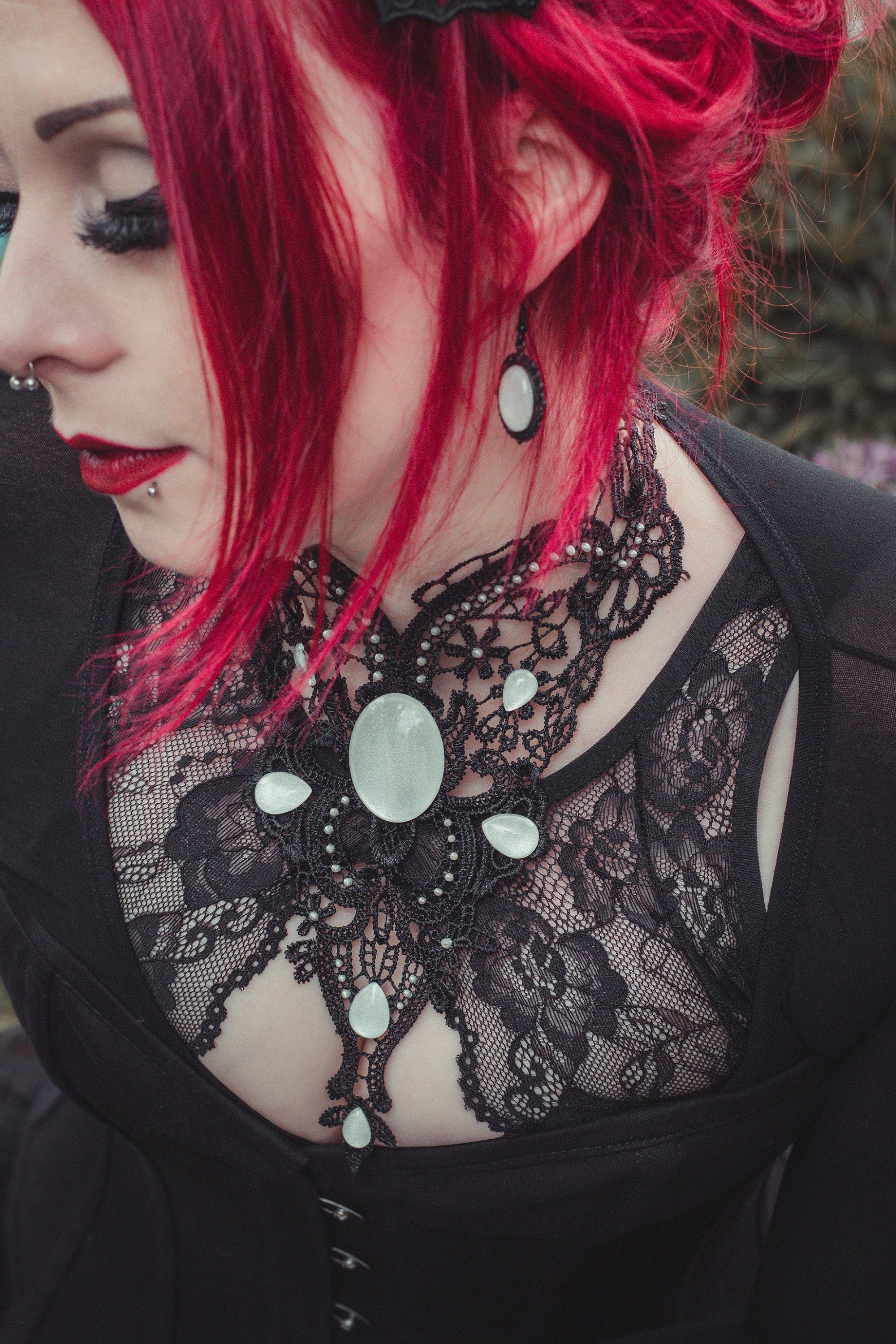 Collier filigran aus Spitze mit farbigen Cabochon Glassteinen für Steampunk Outfit und Gothic Hochzeit für Halloween Adventskalender -Chokers- BloodyBrilliants