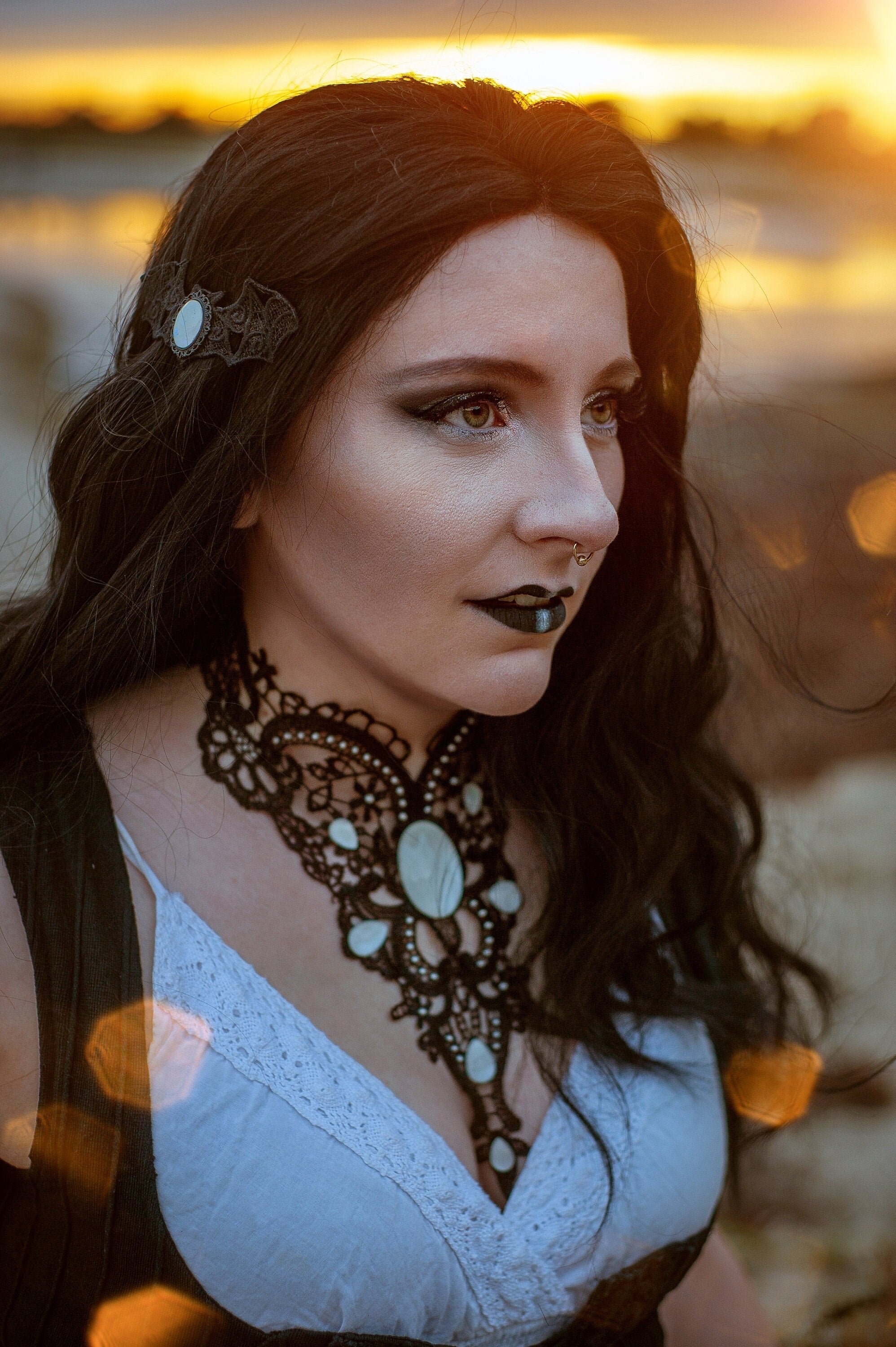 Collier filigran aus Spitze mit farbigen Cabochon Glassteinen für Steampunk Outfit und Gothic Hochzeit für Halloween Adventskalender -Chokers- BloodyBrilliants