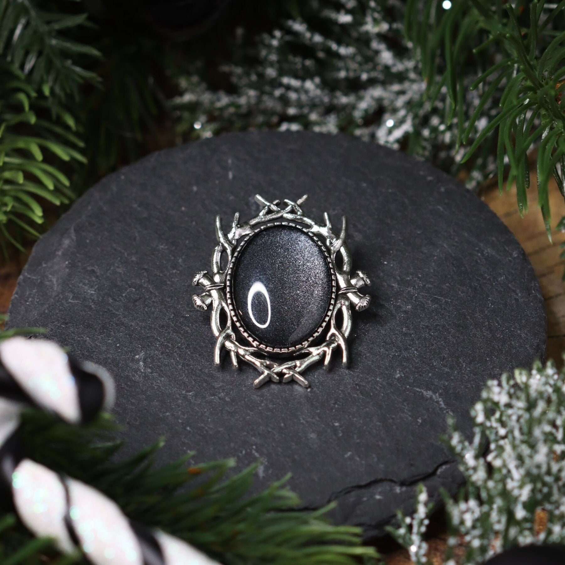 Ovale Brosche Geweih in Wunschfarbe – handgemachter Vintage Schmuck im Jugendstil für Cosplay, Fantasy-Outfits & Gothic Weihnachten Brosche -Brooches- BloodyBrilliants
