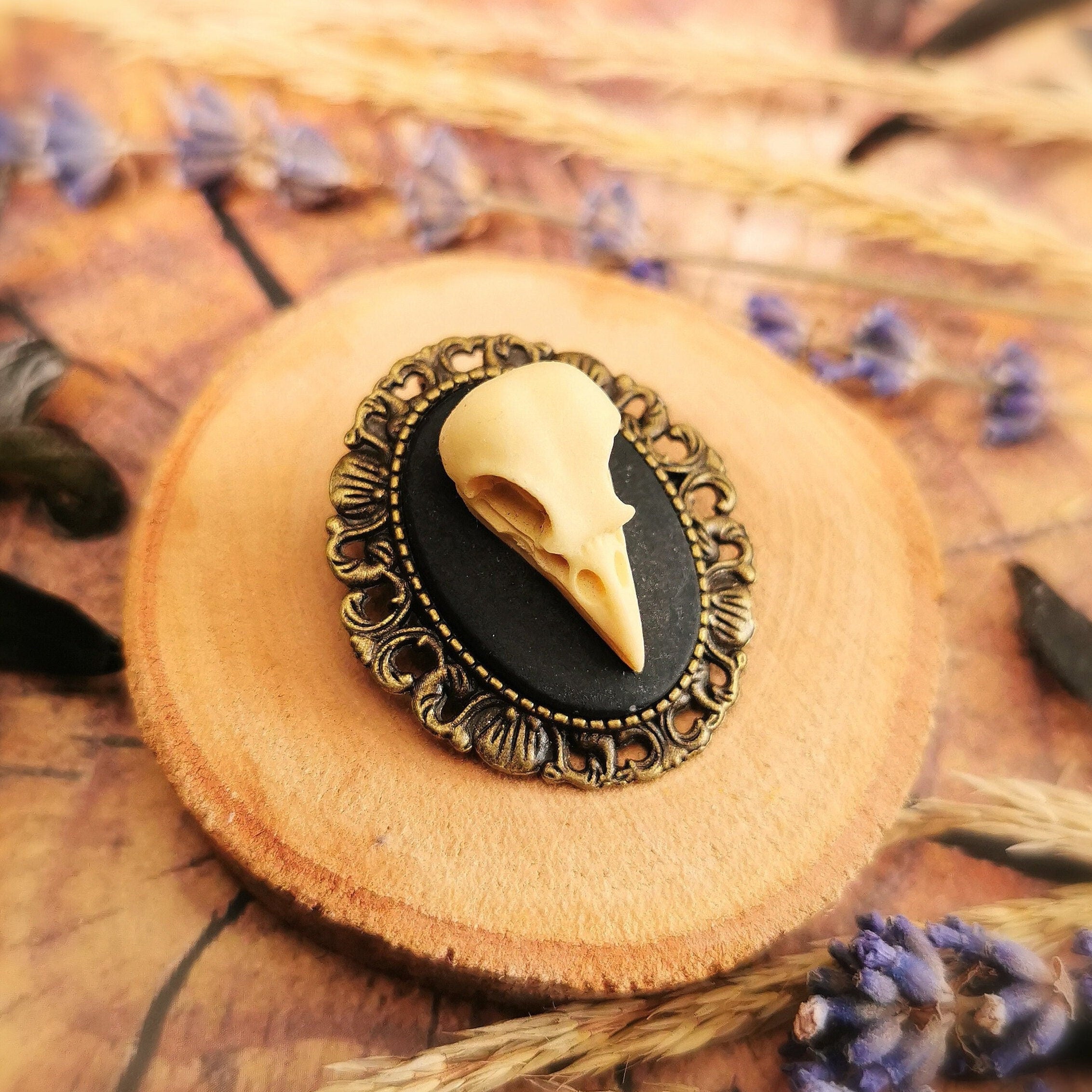 Vogel Schädel Brosche gold als Gothic Schmuck für Dark Academia Outfit, Mittelalter Schmuck für Hexen Adventskalender, Steampunk Stil -Brooches- BloodyBrilliants