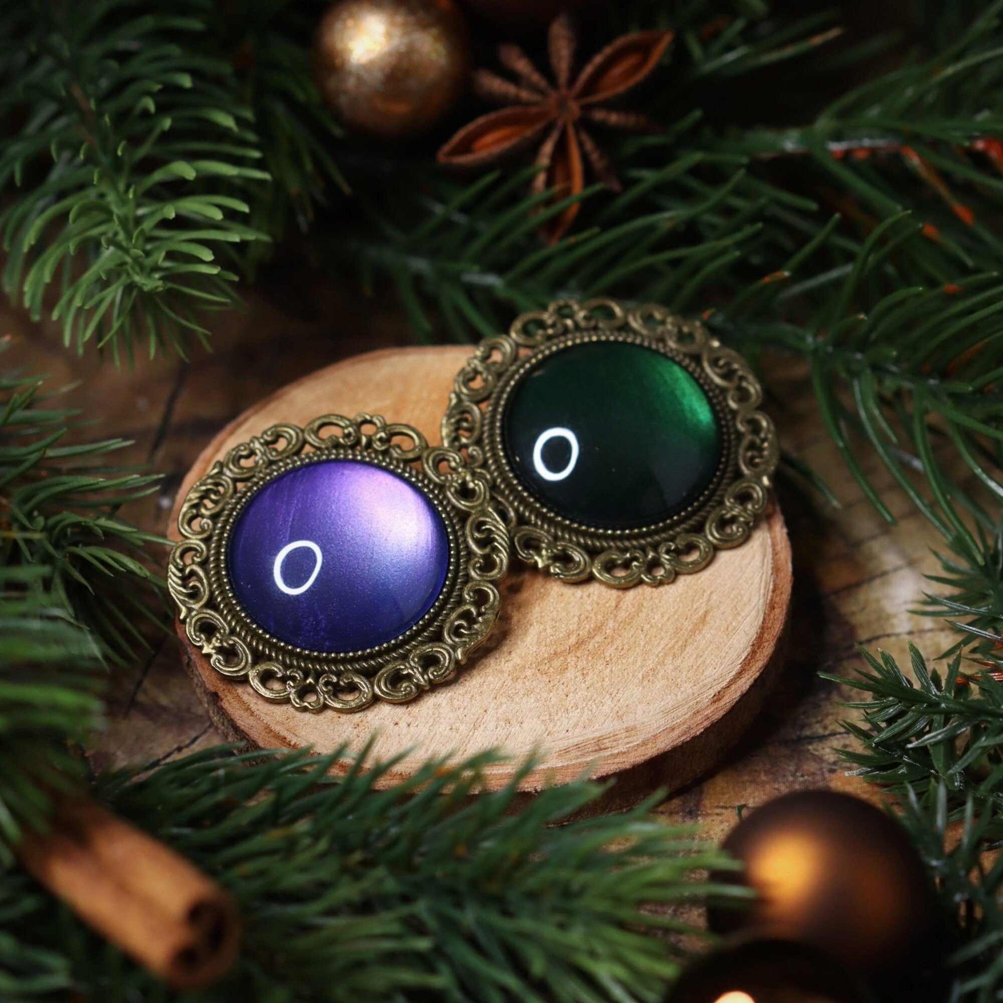 Runde Brosche Wunschfarbe aus Glassteinen in Silber und Bronze als Cosplay Schmuck und Gothic Accessoire